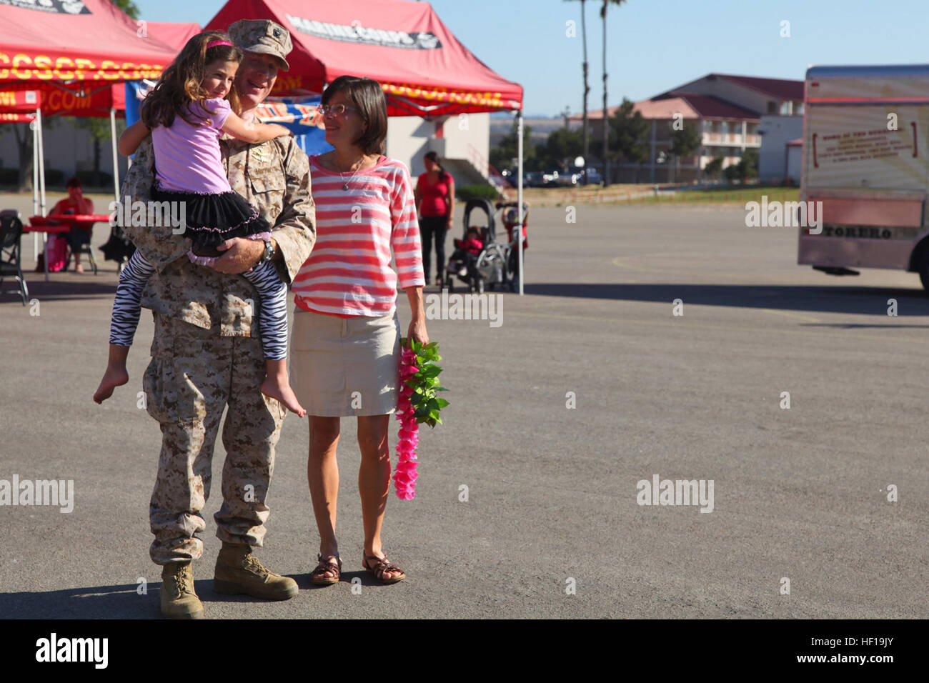 Lieutenant Commander David D. Dinkins, Kaplan, Befehl Element, 15. Marine Expeditionary Unit, vereint mit seiner Familie nach seiner Rückkehr nach Camp Pendleton, Kalifornien, aus einer achtmonatigen Bereitstellung an Bord USS Peleliu, 13. Mai. Die 15. MEU, bestehend aus rund 2.400 Marines und Segler, am 17. September 2012, als Teil der Peleliu amphibische bereit Gruppe bereitgestellt. Zusammen mit amphibischen Geschwader drei sofern sie eine vorwärts-bereitgestellt, flexible seegestützte Marine Air Ground Task Force in der Lage eine Vielzahl von Operationen reicht von der humanitären Hilfe zur Bekämpfung. (U.S. Marine Corps ph Stockfoto