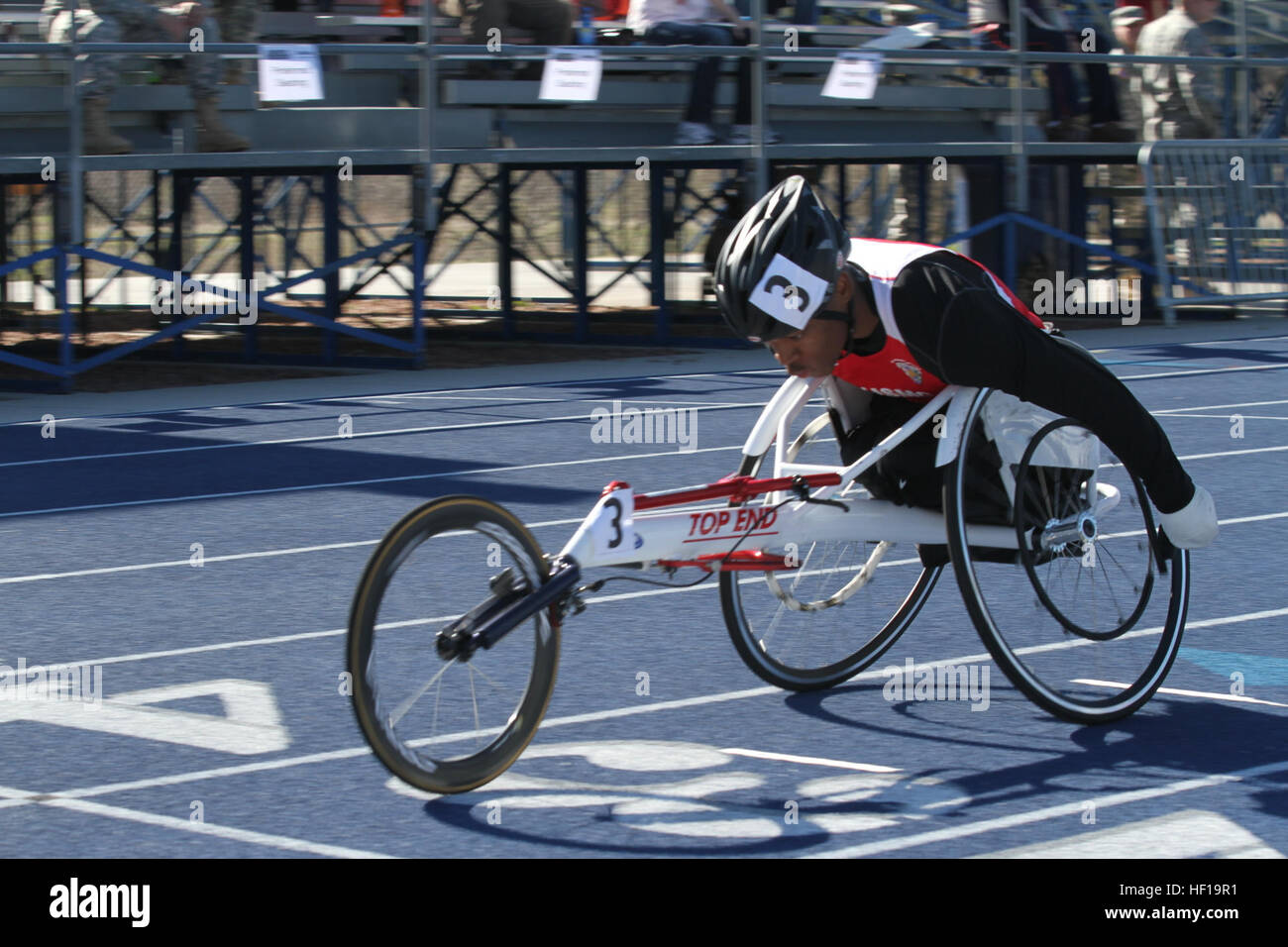 Marine Veteran Sgt. Anthony McDaniel von Pascagoula, Mississippi, beschleunigt in Richtung Ziellinie, während die Männer 100m Rollstuhl Finale beim 2013 Krieger Spiele Leichtathletik Event an Bord der U.S. Air Force Academy 14. Mai 2013. McDaniel, 25, aus Pascagoula, Mississippi, den ersten Platz im Wettbewerb. Die bilateralen amputierten wurde verletzt, während der Durchführung einer abgesessene Patrouille bei seinem Einsatz in der Provinz Helmand, Afghanistan. Er wird auch im Rollstuhl-Basketball antreten. Die Krieger-Spiele sind ein Paralympic-Style-Wettbewerb für verwundete, kranke oder verletzte Service-Mitglieder oder Veteranen des amerikanischen und britischen Stockfoto