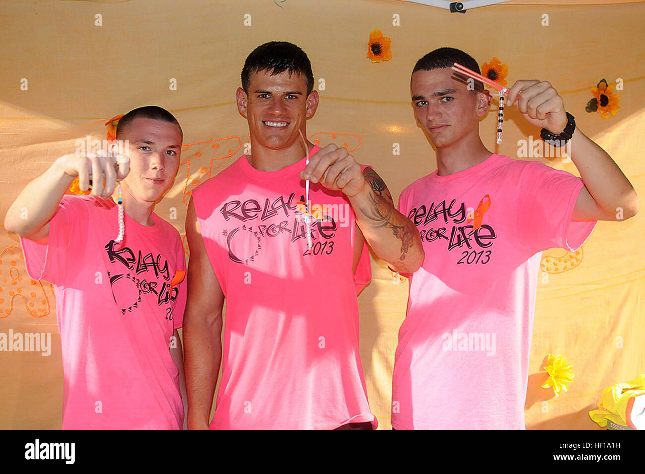 Von links nach rechts, Lance Cpl. Donovan Roberts, Daten-Schreiber für die sechste Marine Corps Bezirk, Hospitalman Zachary Gordon, Zahnarzthelferin für Marine Corps rekrutieren Depot Parris Island Zahnklinik, und Lance Cpl. John-Paul Imbody, Foto-Spezialist für sechste Marine Corps Bezirk, bekannt mit dem Relais für Lebensereignis wie die "Männer in rosa." Marines durchscheinen für Krebsüberlebenden während Relais für das Leben. 130518-M-IQ883-009 Stockfoto