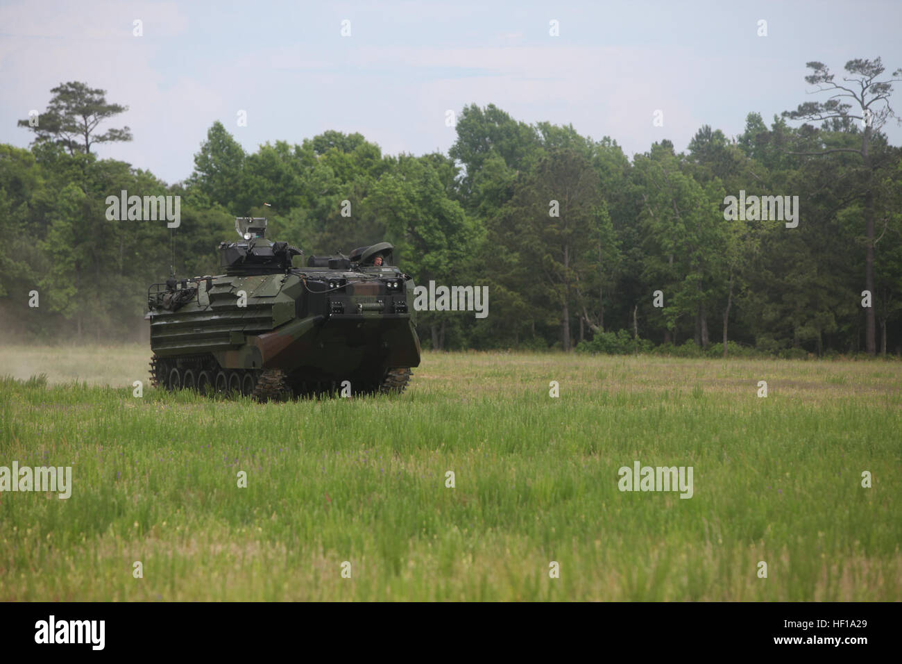 Eine amphibische Fahrzeug fährt in Richtung Landing Zone Albatros während einer Übung an Bord der Marine Corps Base Camp Lejeune, North Carolina, 18. Mai 2013. Die AAV abgeholt Marines mit 1. Bataillon, 8. Marine Regiment, die die Nacht an Bord der USS Bataan in Vorbereitung für größte amphibische Übung 2. Marine-Division seit Beginn des Krieges in Afghanistan verbracht. E28098Follow MeE28099 Division betreibt größte amphibische Übung seit Krieg 130518-M-JR212-064 Stockfoto