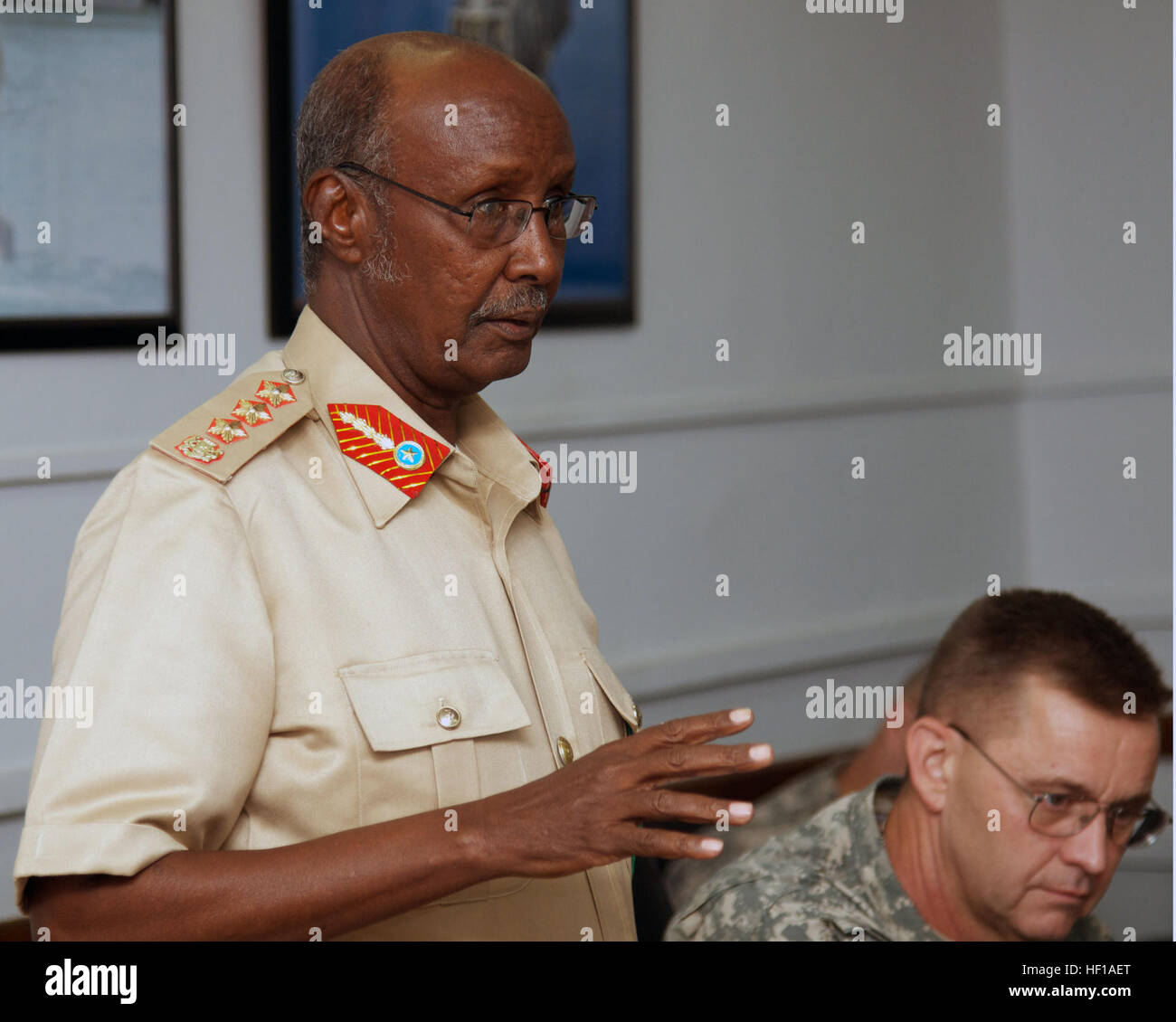 Gen Dahir Adan Elmi, der Chef der Verteidigung für die somalischen Streitkräfte, spricht Offiziere mit kombiniert Joint Task Force-Horn von Afrika (CJTF-HOA) als Generalmajor Terry Ferrell, Kommandant, CJTF-HOA Plays während eines Treffens im Camp Lemonier, Dschibuti, 29. Mai 2013 statt. Die Generäle trafen, um Zusammenarbeit zu verbessern und eine Grundlage für eine formellere zu militärischer Beziehung zwischen den beiden Ländern zu entwickeln. (Foto von US Air Force Personal Sgt. Jonathan Young/freigegeben) Somalische allgemeine besucht CJTF-HOA 130505-Z-DS155-006 Stockfoto