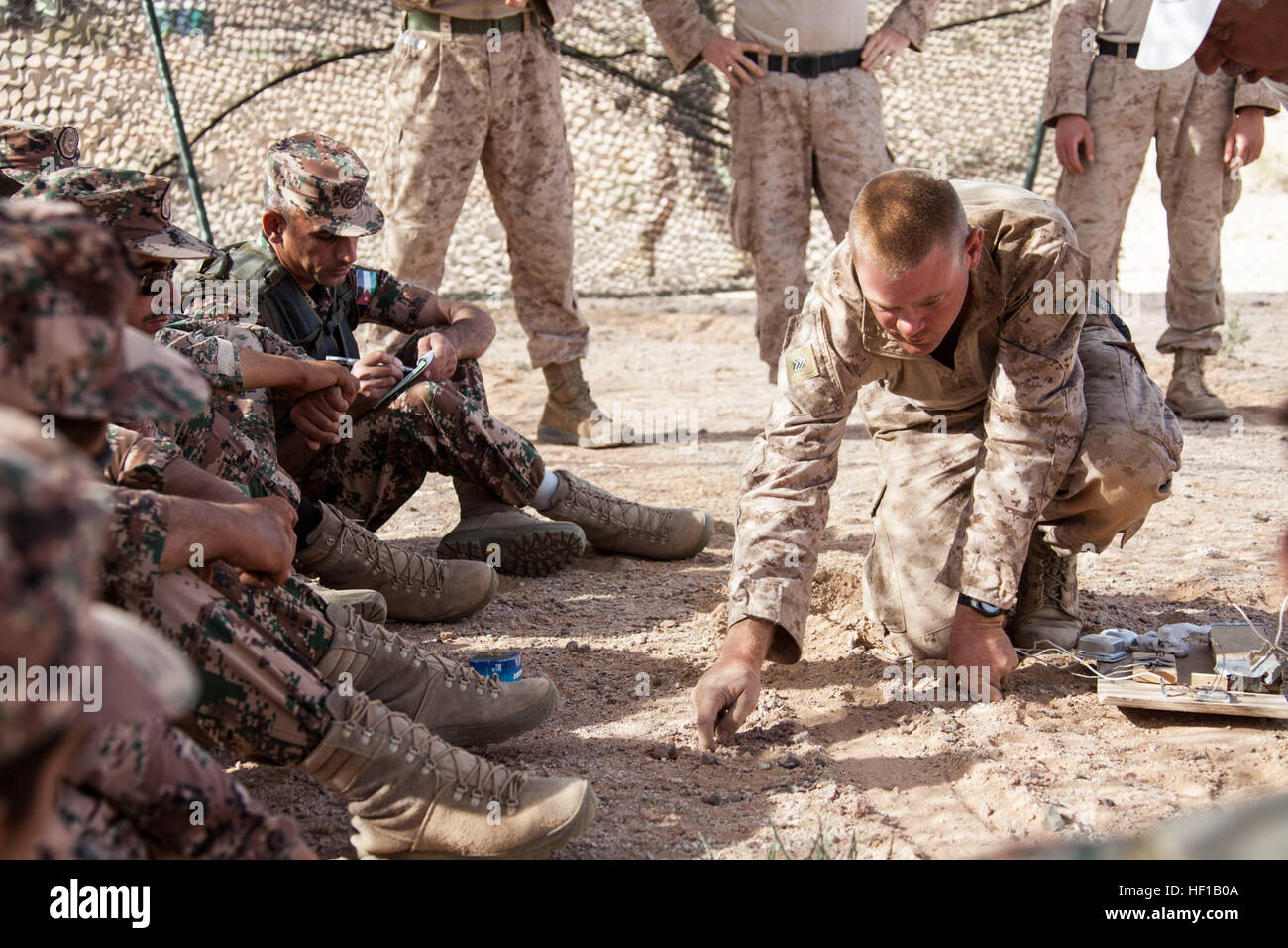 US Marine Corps Sergeant Matthew O'Neil, lehrt von Lesage, w.v. und Kampfingenieur Gruppenführer Battalion Landing Team 3/2, 26. Marine Expeditionary Unit (MEU), zugewiesen, jordanische Soldaten wie die Marines improvisierte Sprengsätze gezündet Opfer während der Übung eifrig Lion 2013 in Al Quweira, Jordanien, 12. Juni 2013 suchen. Übung Eager Lion 2013 ist eine jährliche, multinationale Übung entwickelt, um zu militärischer Beziehungen stärken und verbessern die Sicherheit und Stabilität in der Region durch die Reaktion auf Moderntag Sicherheitsszenarien. Die 26. MEU wird auf der 5. Flotte Ar bereitgestellt. Stockfoto