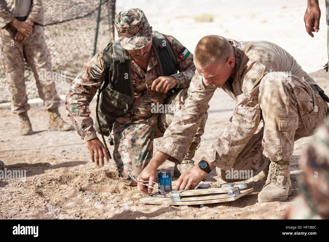 US Marine Corps Sergeant Matthew O'Neil, lehrt von Lesage, w.v. und Kampfingenieur Gruppenführer Battalion Landing Team 3/2, 26. Marine Expeditionary Unit (MEU), zugewiesen, jordanische Soldaten wie die Marines improvisierte Sprengsätze gezündet Opfer während der Übung eifrig Lion 2013 in Al Quweira, Jordanien, 12. Juni 2013 suchen. Übung Eager Lion 2013 ist eine jährliche, multinationale Übung entwickelt, um zu militärischer Beziehungen stärken und verbessern die Sicherheit und Stabilität in der Region durch die Reaktion auf Moderntag Sicherheitsszenarien. Die 26. MEU wird auf der 5. Flotte Ar bereitgestellt. Stockfoto