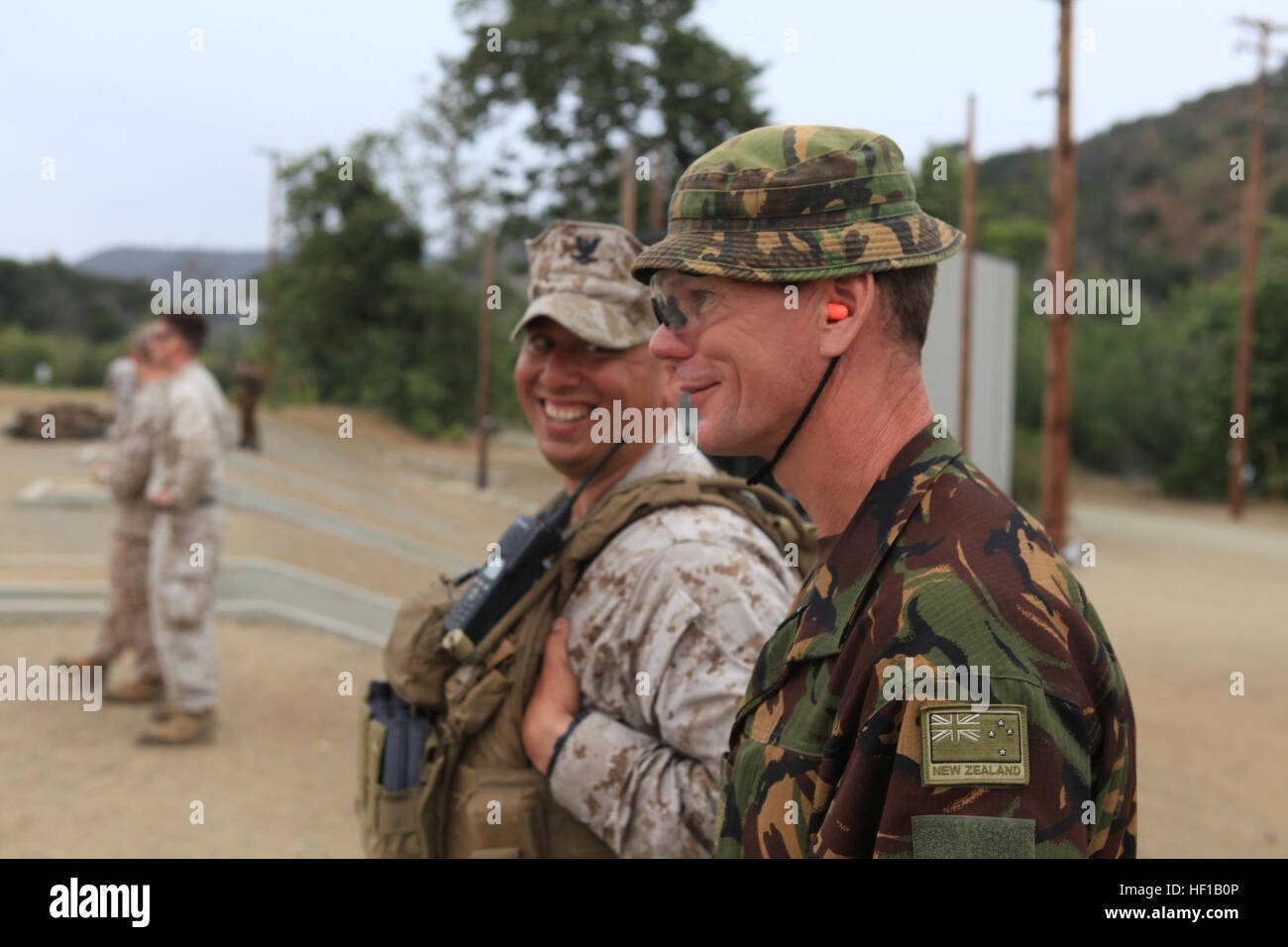 US-Marines von Charlie Kompanie, 1. Bataillon, 1. Marineregiment, 1. Marineabteilung und New Zealand Army 12. Zug, Delta Company, 1. 2. Bataillon königlichen Neuseeland Infanterie-Regiment im schießen Bohrer als Teil der Dawn Blitz 2013 im Bereich 218 in Camp Pendleton, Kalifornien, 12. Juni 2013 teilnehmen. Dawn Blitz 2013 ist eine multinationale amphibische Übung, die fördert die Interoperabilität zwischen der Marine und Marinekorps und Koalitionspartner, Juni 11-28. Teilnehmenden Ländern gehören Beobachter aus sieben Ländern, Neuseeland, Kanada und Japan. Dawn Blitz 130612-M-MF313-190 Stockfoto