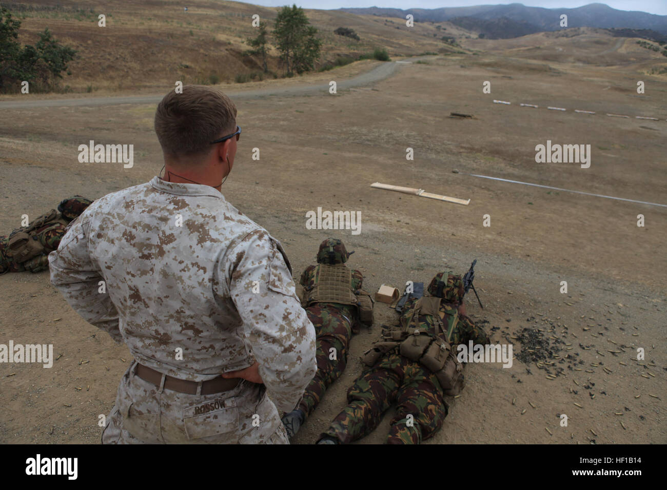 US-Marines von Charlie Kompanie, 1. Bataillon, 1. Marineregiment, 1. Marineabteilung und New Zealand Army 12. Zug, Delta Company, 1. 2. Bataillon königlichen Neuseeland Infanterie-Regiment im schießen Bohrer als Teil der Dawn Blitz 2013 im Bereich 218 in Camp Pendleton, Kalifornien, 12. Juni 2013 teilnehmen. Dawn Blitz 2013 ist eine multinationale amphibische Übung, die fördert die Interoperabilität zwischen der Marine und Marinekorps und Koalitionspartner, Juni 11-28. Teilnehmenden Ländern gehören Beobachter aus sieben Ländern, Neuseeland, Kanada und Japan. Dawn Blitz 130612-M-MF313-225 Stockfoto