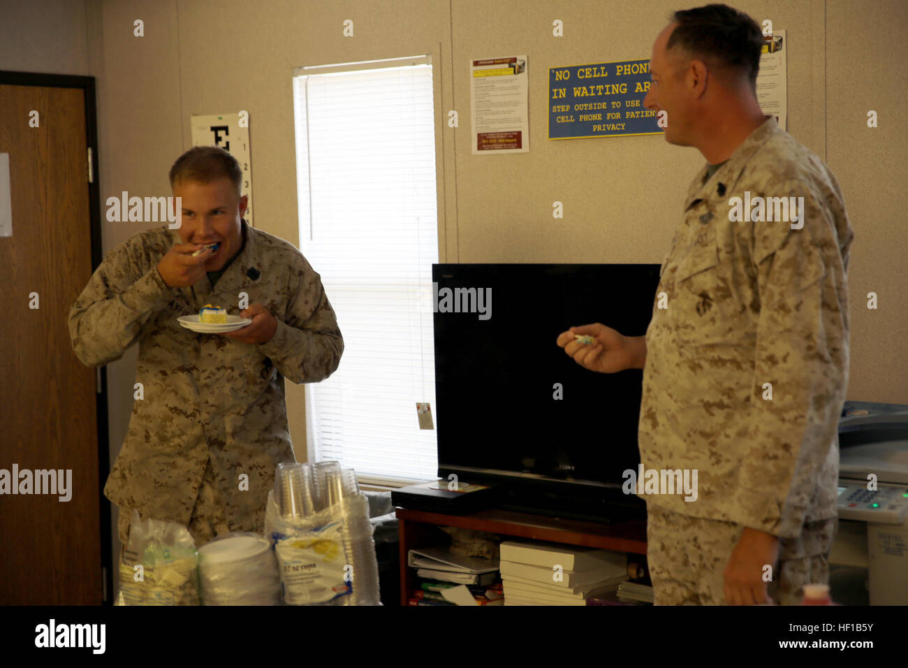 Seaman Garrett L. Mayfield (links), ein Hospital Corpsman mit Bekämpfung der Logistik-Regiment 27, 2. Marine Logistics Group, isst einen Stück Kuchen während einer traditionellen Kuchen schneiden Zeremonie in der Regiments-Hilfe-Station an Bord Camp Lejeune, North Carolina, 17. Juni 2013. Segler mit 2. MLG durchgeführt eine Kuchen schneiden Zeremonie in Anerkennung der 115. Krankenhaus Sanitätern Geburtstag. 2. MLG Krankenhaus Sanitätern Geburtstag 115. 130617-M-AR522-031 Stockfoto