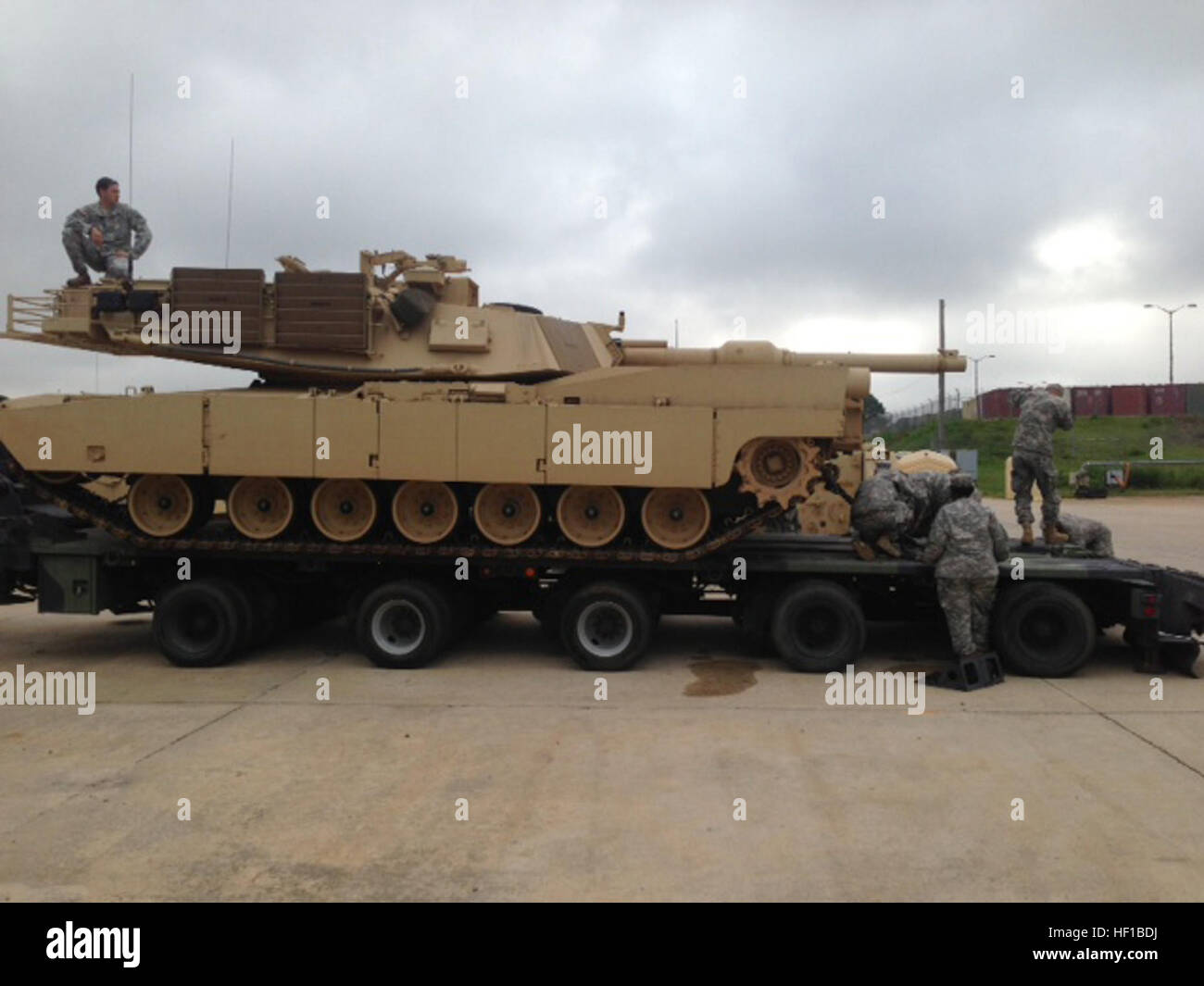 North Carolina National Guard Soldaten von Charlie Kompanie, 1. Bataillon, 252. kombiniert Arme Bataillon, 30. gepanzerte Brigade Combat Team und die 1452nd Transportation Company, 113. Sustainment Brigade bereiten einen M1A1 Abrams-Panzer für Bewegung zu Papst Army Airfield in Fort Bragg, N.C., 23. Juni 2013. Das Gerät funktionierte in Verbindung mit US Air Force Loadmaster Personal, die Ausrüstung auf ein Flugzeug C17 Globemaster III erfolgreich zu sichern. Das Training war Teil der gemeinsamen operativen Zugang Übung 13-03; eine Übung, die Planung und Durchführung von großen logistischen Bewegung e synchronisieren Stockfoto