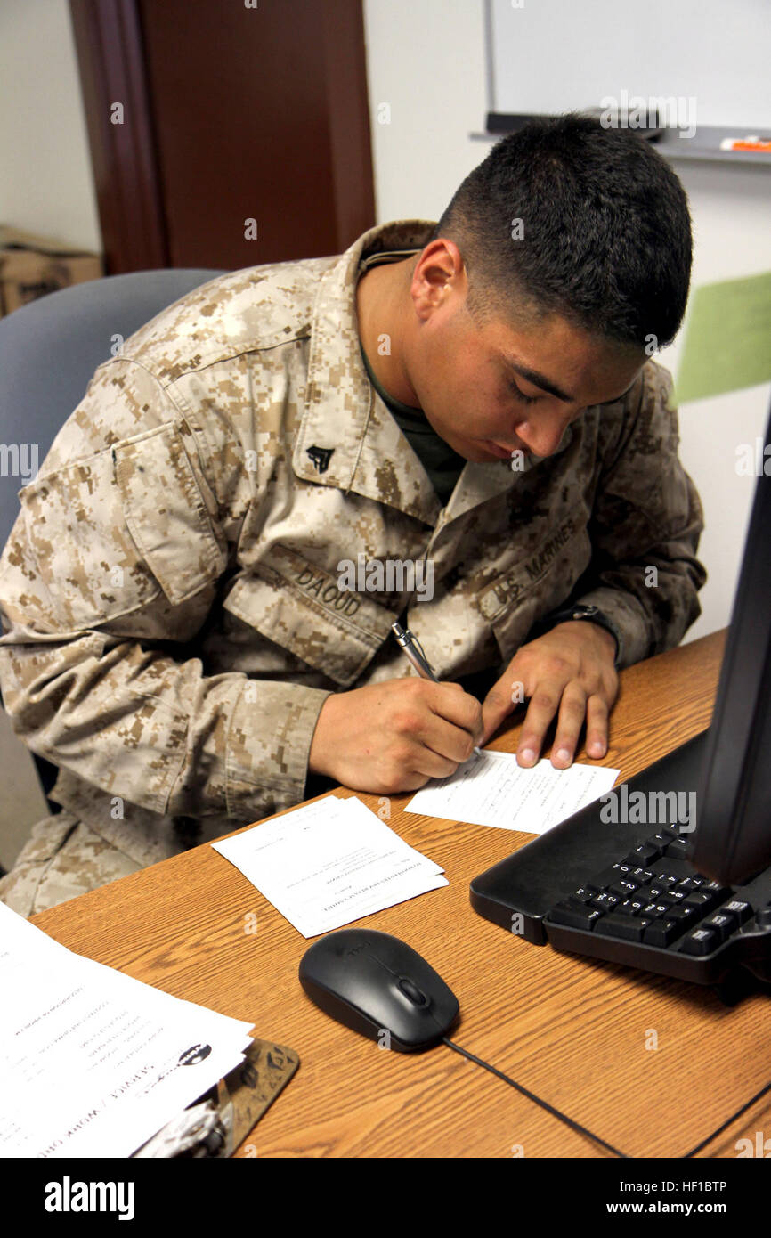 Marine Corps CPL. Mark Daoud, der Assistent Facilities Manager für das gemeinsame Task Force Direktion Logistik-Gehäuse-Team bereitet und Bewertungen Arbeit Anfrage Bestellformulare, 1. Juli 2013 am US Naval Station Guantanamo Bay auf Kuba. Daoud, ein Twin Lakes, Wisconsin. Native, arbeitet mit dem Gehäuse Personal Gehäuse Essentials mehr als 1.700 Joint Task Force Guantanamo Bay Personal anzubieten. (Armee Nationalgarde Foto von Sgt. Cassandra Monroe/120. Public Affairs Abteilung/JTF-GTMO Public Affairs) Marine Corpsman unterstützt mit Gehäuse Bemühungen bei GTMO 130701-Z-FT114-003 Stockfoto