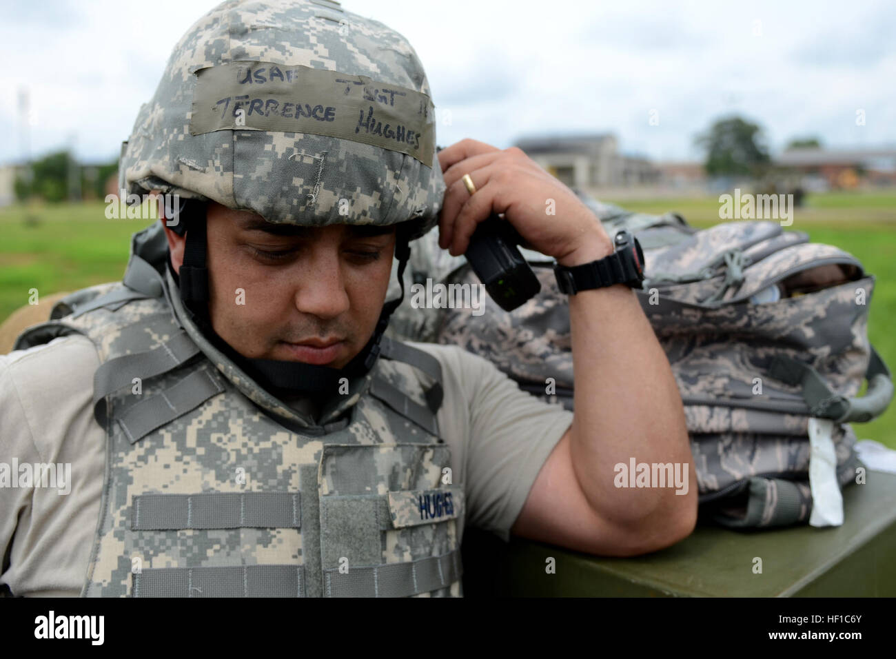 US Air Force Tech SGT Terrence Hughes mit 169. Bauingenieur-Geschwader, South Carolina Air National Guard in McEntire Joint National Guard Base, kommuniziert über Funk mit der Leitstelle Einheit aus ein Wachposten im Bereich Quartier während einer Bereitschaft Übung 12. Juli 2013. Mitglieder der 169. Kämpfer-Flügel bereiten für eine zertifizierte Bereitschaft Bewertung, die bewertet eine Einheit Fähigkeit zu verarbeiten, Personal und Ausrüstung vom Hause entfernt an eine bereitgestellte Position sicher und effizient, dann bedienen und Missionen in einer chemischen Bekämpfung Umgebung zu starten. (U.S. Air National Stockfoto