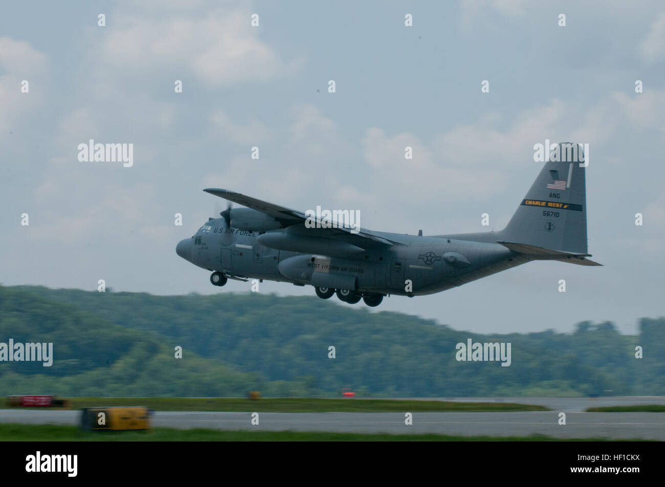 Eine c-130 Hercules-Flugzeuge aus der 130. Airlift Wing, Charleston, W.VA, zieht während der Fortbildungsveranstaltung Sentry Sturm, 18. Juli 2013. 130. Airlift Wing, Charleston, W.VA, führt Sentry Sturm, das unterstreichen die einzigartige Truppenübungsplätze und Chancen, die in West Virginia zur Verfügung stehen soll. (US Air Force Photo by techn. Sgt. Bryan G. Stevens) Sentry Sturm 130718-Z-NH898-179 Stockfoto