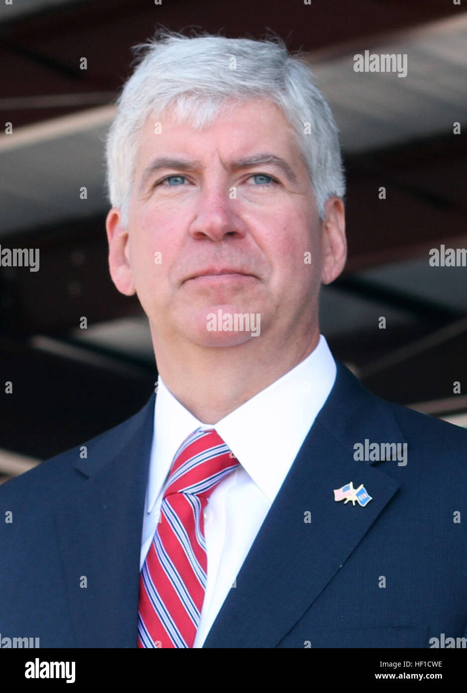 Michigan Gouverneur Rick Snyder und Generalmajor Gregory J. Vadnais, Direktor der Abteilung Militär und Veterans Affairs und Generaladjutant des Michigan National Guard überwachen einer Zeremonie zur Feier des 100-jährigen Camp Äsche aufgebaut. (Foto von Spc. Brandon Ames, 126 Press Camp Sitz, Michigan Army National Guard) Rick Snyder in 2013 Stockfoto