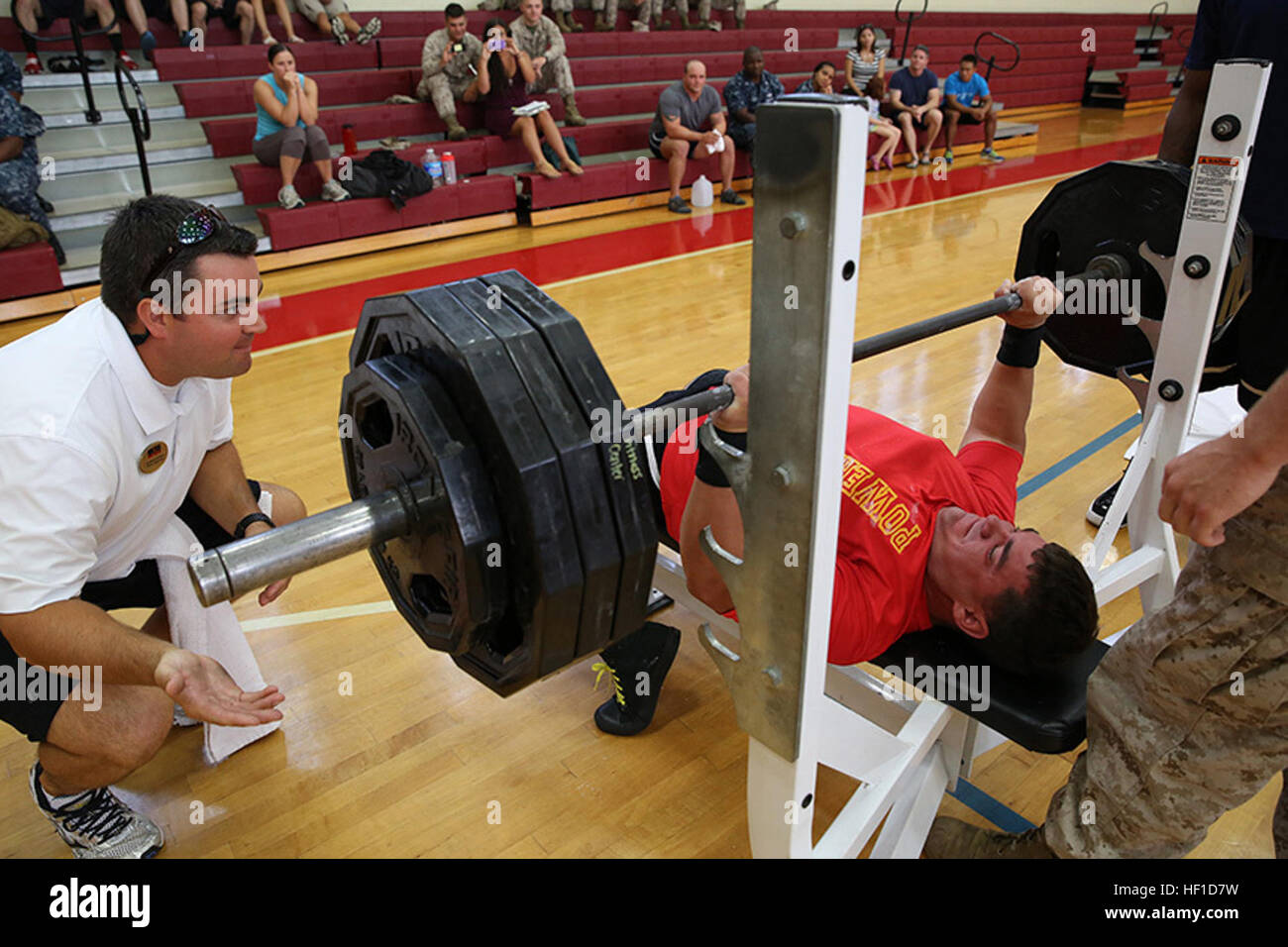 Lance Cpl. Jesse McMillian, Bekämpfung der Logistik Unternehmen 23 Kraftverkehr Mechaniker, führt beim Bankdrücken während der Tri-Befehl Bankdrücken Wettkampfserie an Bord Marine Corps zu rekrutieren Depot Parris Island, Juli 25. Tri-Befehl Bankdrücken Wettbewerb 130725-M-YE163-006 Stockfoto