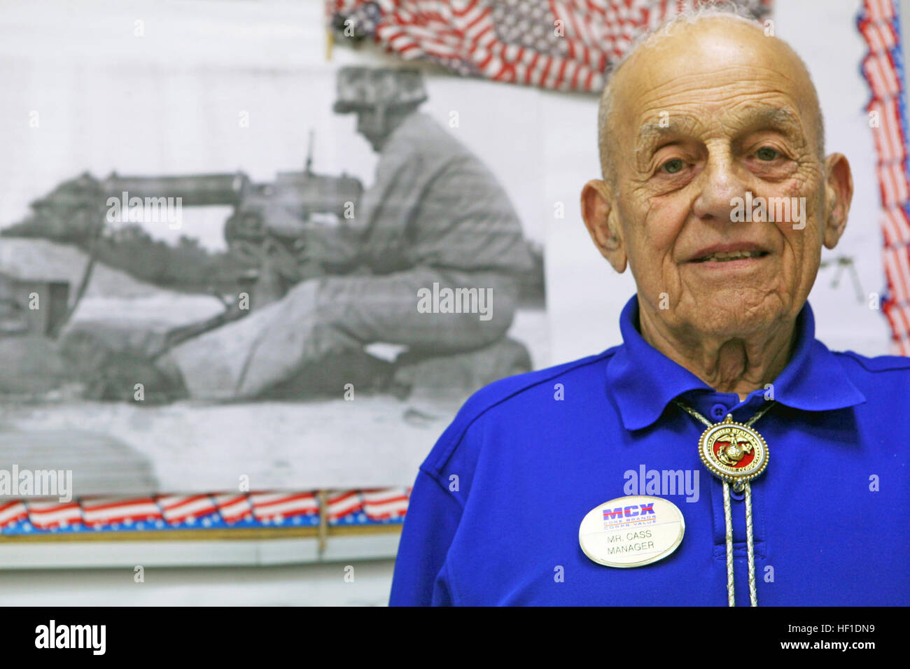 Pensionierte Sgt. Major Marion P. Carcirieri, Manager bei der Marine Mart an Bord Camp Geiger, steht vor einem Foto von sich selbst während des Vietnamkrieges in die Marine Mart Stabsstelle, 5. August. Carcirieri bei der Schlacht um Okinawa, im Koreakrieg und im Vietnamkrieg während seiner 31-jährigen Marinekorps Karriere gekämpft. Carcirieri der Bruder kämpfte auch an der Schlacht um Okinawa auf der anderen Seite der Insel. "Es war ein wirklich unvergessliches Erlebnis für mich." Carcirieri widmet 68 Jahre Dienst, Marine Corps 130805-M-OY184-001 Stockfoto