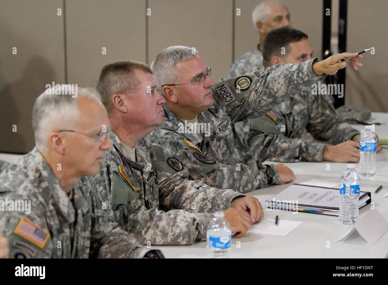 Generalmajor Perry G. Smith Generaladjutant der Alabama National Guard spricht mit Brigadegeneral David R. Brown Commander von der 31. chemische Brigade Alabama Nationalgarde bei einer Pressekonferenz während der lebendige Antwort-Übung am Camp Atterbury gemeinsame Manöver Training Center, Indiana am 5. August 2013. Präsentieren Sie auch Brigadegeneral Allen Harrell. Lebendige Reaktion ist ein wichtiger Politikbereich Übung unter der Leitung von US Northern Command und unter der Leitung von US Army North. Militärangehörige und Zivilisten aus dem Militär und andere Bundes- und Agenturen im ganzen Land kommen ATT Stockfoto