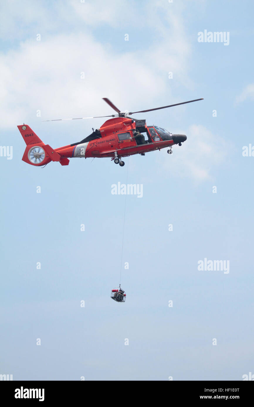 Flieger der 177th Fighter Wing, New Jersey Air National Guard und HH-65C Dolphin Crews der U.S. Coast Guard führen am 9. August 2013 ein gemeinsames Rettungstraining in Port Republic, New Jersey, durch. Stockfoto