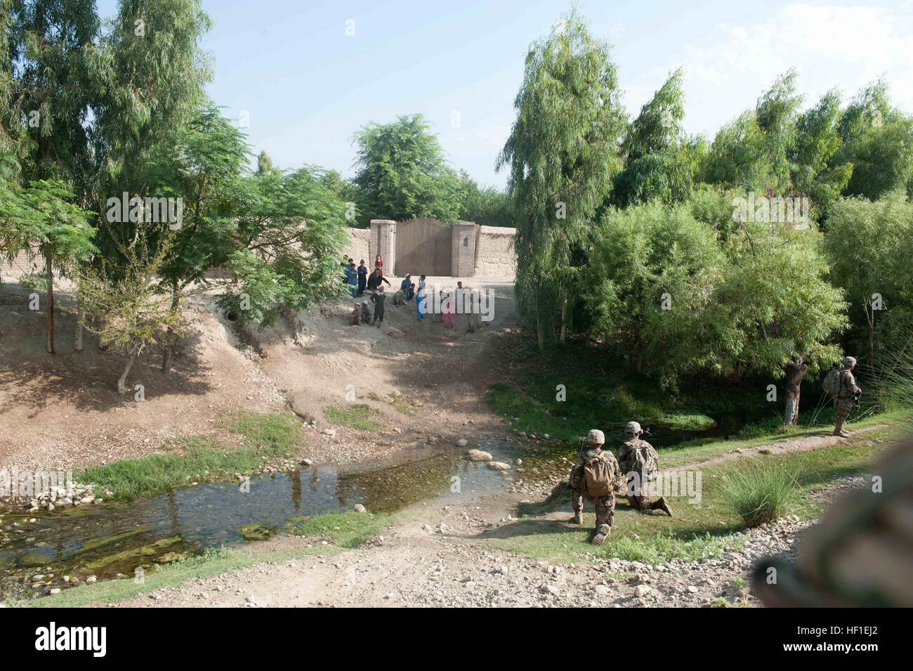 US-Soldaten zugewiesen Bravo Truppe, 4. Geschwader, 9. Kavallerie-Regiment, 2nd Armored Brigade Combat Team, 1. Kavallerie-Division, Aufmerksamkeit die der mehrere afghanische Kinder während einer Präsenz-Patrouille um Forward Operating Base Fenty in der Provinz Nangarhar, Afghanistan, 22. August 2013. Am frühen Morgen Patrouille zielte, überprüfen die Sicherheit des Fenty Umfangs sowie die lokale Bevölkerung zu engagieren.  (US Army National Guard Foto von Sgt. Margaret Taylor/freigegeben) 1. Kavallerie Verhalten Präsenz Patrouille um FOB Fenty 130822-Z-SW098-186 Stockfoto