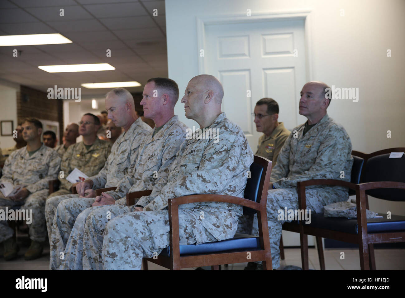 Oberst Terrence O'Connell (vorne links), Major General Edward Banta (Mitte), Rear Admiral Charles Harr (vorne rechts), Navy Captain David Lane (hinten links) und CMdR Stephen Shaw (hinten rechts) waren einige der Ehrengäste bei einem Banddurchtrennungszeremonie am French Creek Klinik an Bord Camp Lejeune N.C., 22. August 2013. Die Zeremonie symbolisiert die offizielle Gründung der Klinik als einer der sechs Pilotstandorten für Marine zentriert Medical Home, die darauf abzielt, die Gesundheitsversorgung Marines und Matrosen in einer Garnison-Umgebung zur Verfügung zu revolutionieren. (U.S. Marine Corps Foto von Lance Cpl. S Stockfoto