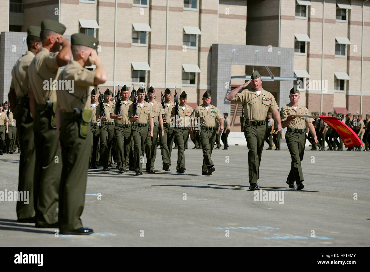 MARINE CORPS BASE CAMP PENDLETON, Kalifornien-Marines mit 3. Assault Amphibian Battalion Gruß während der Pass und Beitrag Teils eine Erleichterung und Termin Zeremonie wo Sgt. Major Michael P. Woods übernahm, als das Bataillon-Sergeant-Major, 23. August 2013. Relief und Termin Zeremonien sind eine der vielen Traditionen bestätigte in der Marine Corps heute, die im Laufe der Unteroffizier-Schwert aus der ausgehenden Sergeant-Major, die entgegenkommenden beinhaltet. Im Laufe des Schwertes bedeutet die Übertragung von Verantwortung und die Übertragung der gesamten Verantwortung bringt eine Stockfoto