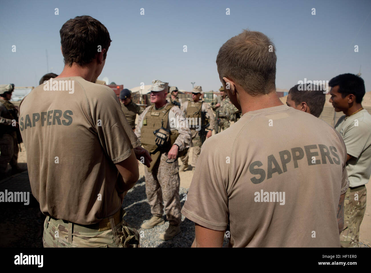 US Marine Corps Generalmajor Walter L. Miller Jr., Zentrum, Kommandierender General des Regional Command (Südwesten), spricht mit den Ingenieuren der britischen Armee während eines Besuchs in der Forward Operating Base Ouellette, Provinz Helmand, Afghanistan, 24. August 2013. Miller und Begleitpersonal besucht FOB Ouellette an ein Denkmal für CPL. Michael W. Ouellette, dessen Familie das Navy Cross in seinem Namen von Miller im Jahr 2009 vorgestellt wurde. Generalmajor Walter L. Miller Jr. besucht einen Gedenkgottesdienst in FOB Ouellette 130824-M-RF397-119 Stockfoto