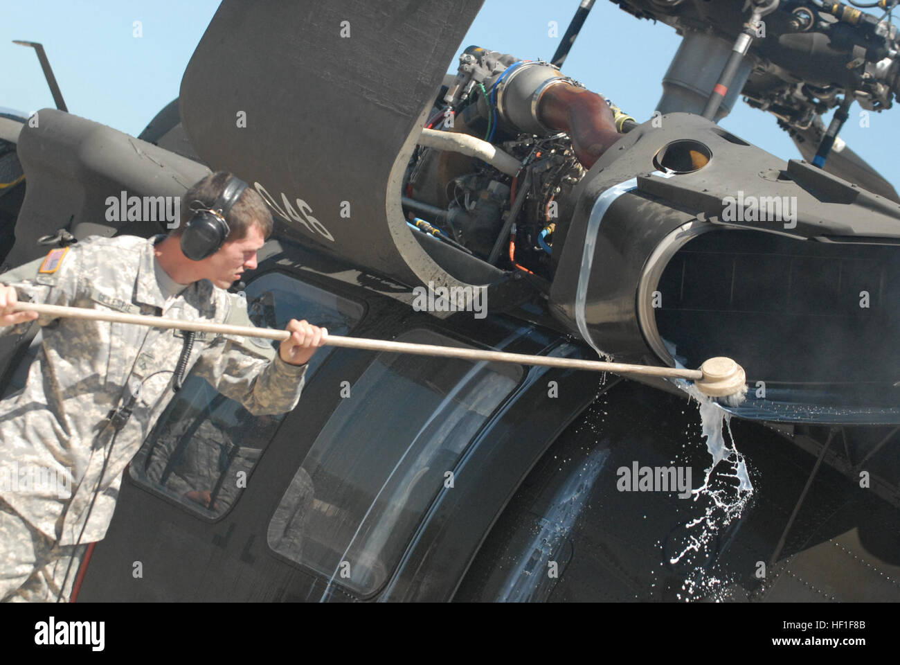 US-Armee Pfc. Michael Gillespie, ein Westerville, Ohio, Native und Hubschrauber-Werkstatt der Firma D, 1. Bataillon, 137. Aviation Regiment, reinigt das schweben Unterdrückung Infrarotsystem während eines Motors Reinigung auf ein UH-60 Black Hawk am 4. September 2013 bei der Army Aviation Support Facility in Shelbyville, Indiana (US Army National Guard Foto: 1.. Lt. Tyler Mitchell/freigegeben) Motor Reinigung 130904-Z-JR812-001 Stockfoto