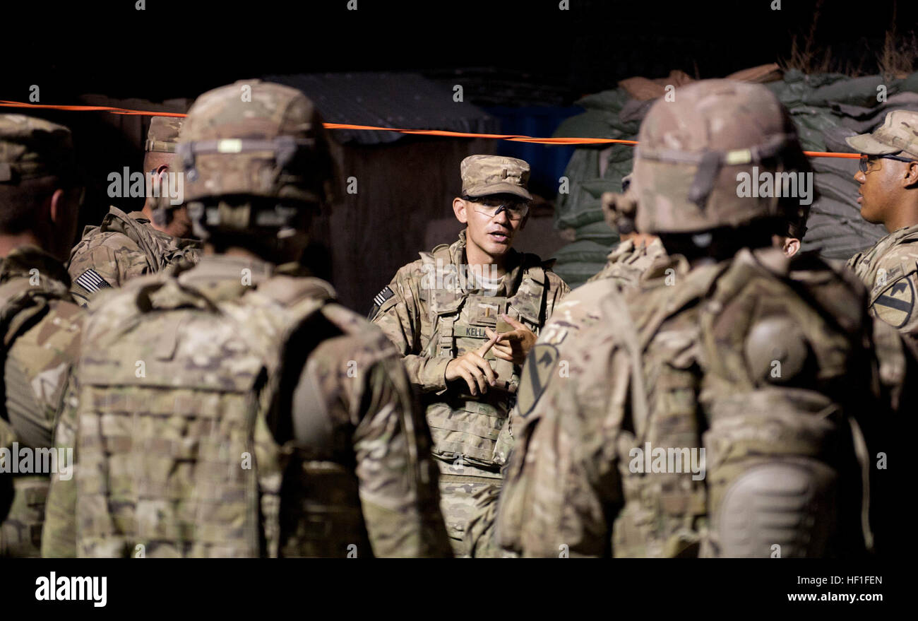 US Army 2nd Lt. James Kellar, die Wartung Zugführer mit Delta-Truppe, 4. Geschwader, 9. Kavallerie-Regiment, 2nd Armored Brigade Combat Team, 1. Kavallerie-Division, gibt Anweisungen zu seinen Soldaten vor einer Übung auf Forward Operating Base Fenty, in der Provinz Nangarhar, Afghanistan, 11. September 2013. Delta-Truppe Missionschef Fenty wurde Wartung, Wiederherstellung und Reparatur von alles von tragbaren Generatoren zu Fahrzeugen von am Straßenrand Sprengstoff deaktiviert.  (US Army National Guard Foto von Sgt. Margaret Taylor/freigegeben) Kavallerie Mechanik Muskelschmalz Weg 130911-Z-SW098-05 Stockfoto