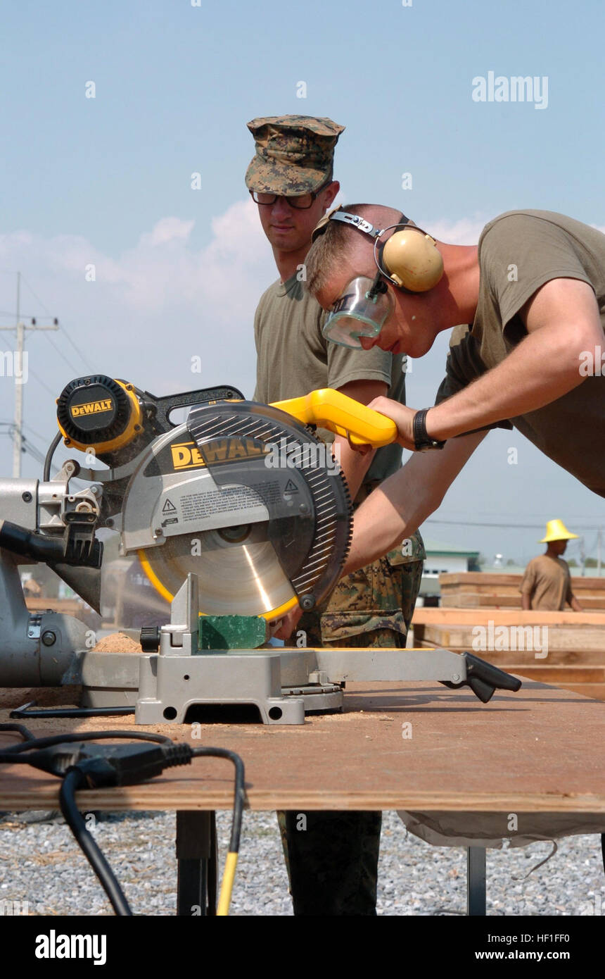 050111-M-3295H-006 Utaphao, Thailand (11. Januar 2005) Ð Lance Cpl. Kevin Shepard, Vordergrund und Pfc. Anthony Nichols, beide zugewiesen, die 3rd Marine Expeditionary Force (MEF) verwenden eine radiale Säge um Sperrholz für den Bau eines Gehwegs kombiniert Unterstützung Kraft fünf drei Six (CSF-536) in Utaphao, Thailand zu schneiden. Mehr als 13.000 Marines, Matrosen, Flieger, Soldaten und Küste Gardisten mit kombiniert Unterstützung Kraft fünf drei sechs (CSF-536) arbeiten mit internationalen Militärs und nicht-Regierungs-Organisationen an die betroffenen Menschen von Thailand, Sri Lanka und Indonesien nach einer Größenordnung zu unterstützen Stockfoto