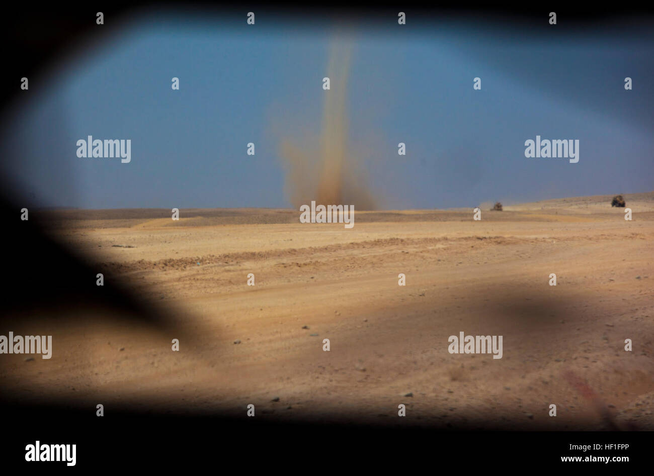 Ein Sand Trichter ragt in den Himmel vor einem Marine-Konvoi während einer Bekämpfung Logistik-Patrouille von Combat Logistik-Regiment 2, Regional Command (Südwesten), in der Provinz Helmand, Afghanistan, 15. September 2013 durchgeführt. Das zerklüftete Gelände und der Wind fegte Wüste ständig Herausforderung Fahrzeugbetreiber während Konvois, die oft tagelang in einer Zeit dauern. Vorne, führt Clermont, Florida, Marine Konvois durch Afghanistan 130915-M-ZB219-242 Stockfoto