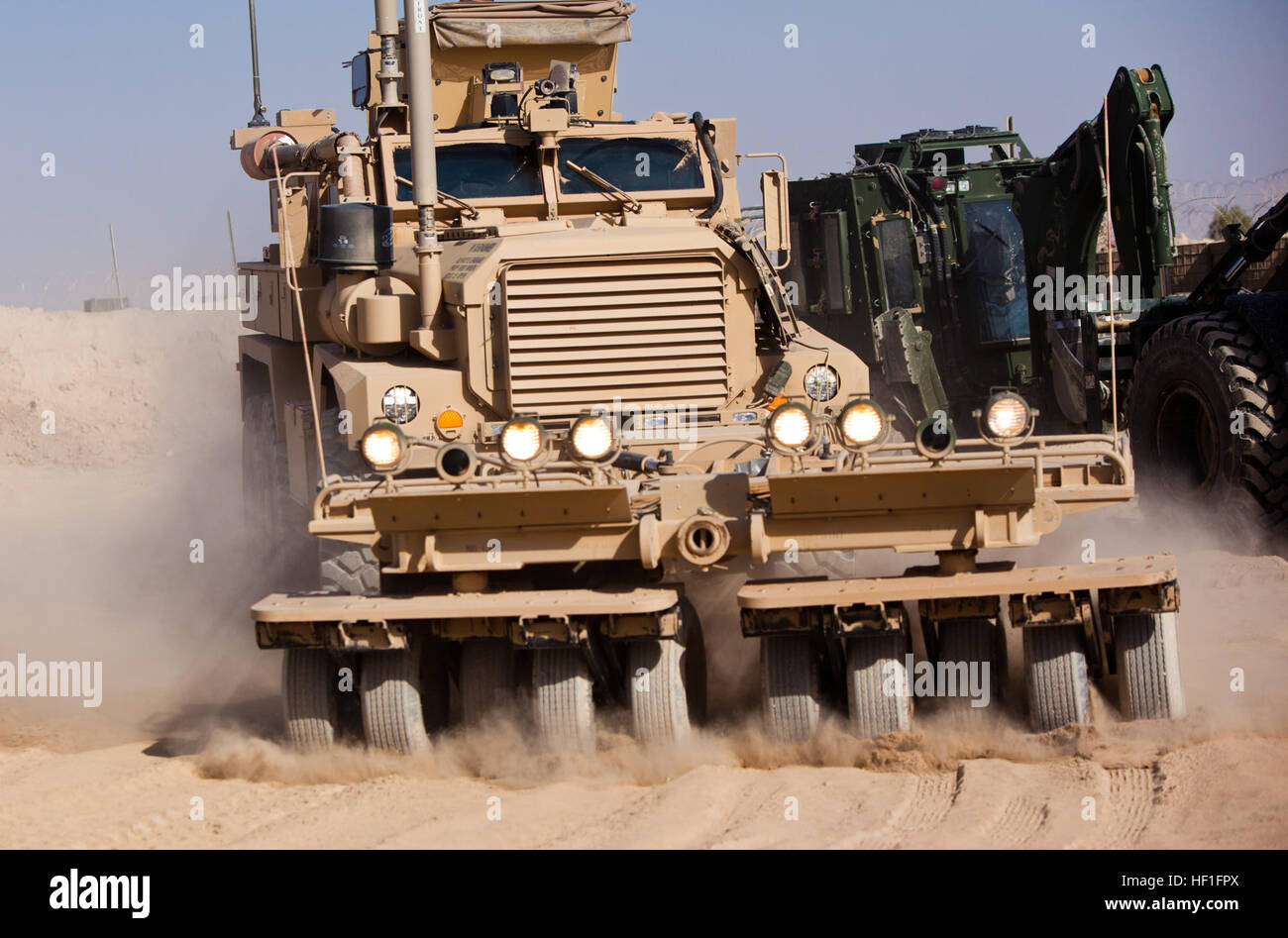 Eine Mine Resistant, Hinterhalt schützende Fahrzeug pflügt durch Pulver-feinen Sand am Combat Outpost Eredvi, Provinz Helmand, Afghanistan, während einer Bekämpfung Logistik-Patrouille von Combat Logistik-Regiment 2, Regional Command (Südwesten), 15. September 2013 durchgeführt. Ein Marine-Konvoi von ca. 30 Fahrzeugen hielten an den Außenposten, Versorgungsmaterialien zu liefern, bevor Druck auf verschiedene andere vorwärts operativen Basen. Vorne, führt Clermont, Florida, Marine Konvois durch Afghanistan 130915-M-ZB219-293 Stockfoto