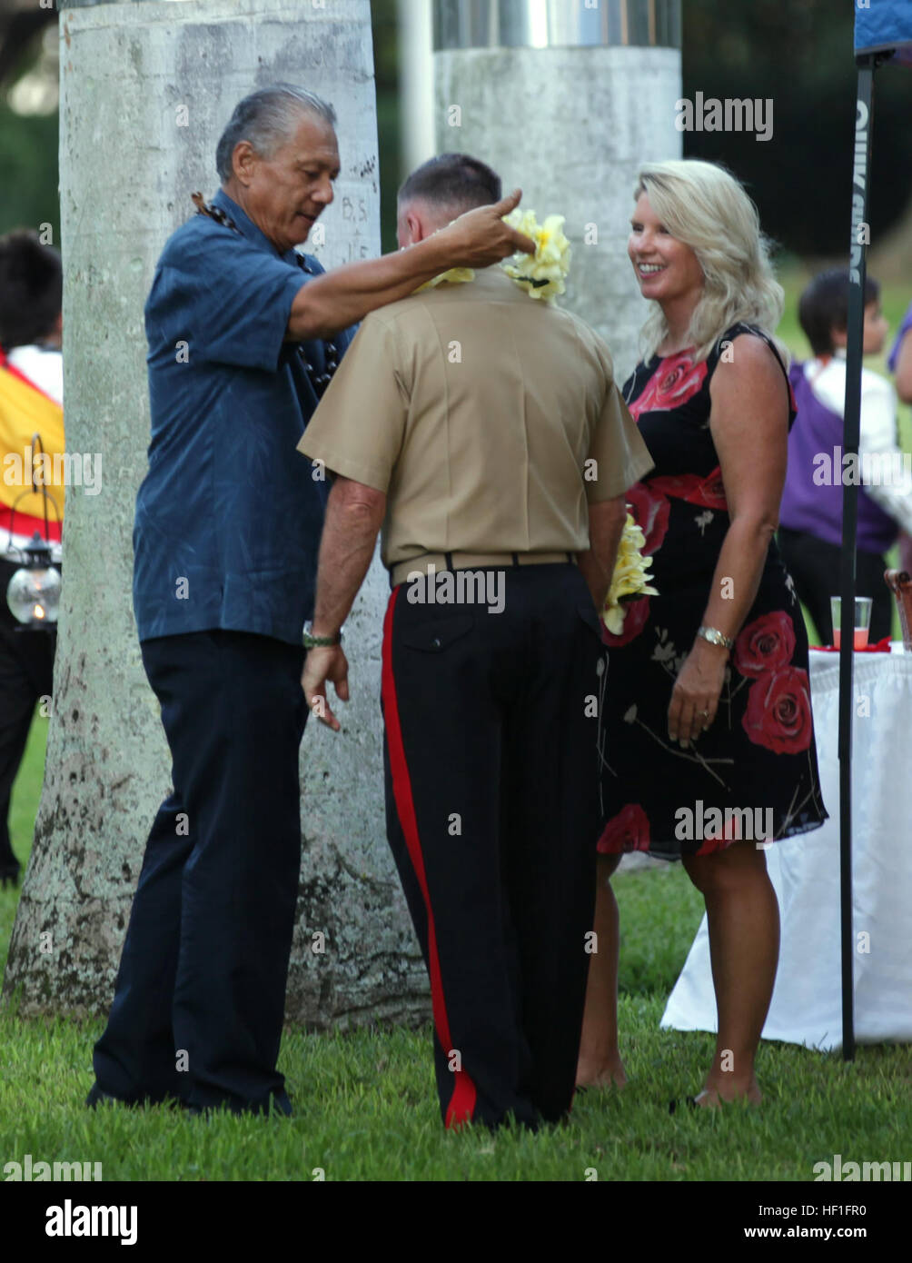 GEMEINSAME Basis PEARL HARBOR-HICKAM, Hawaii--Mr Makua Kalani Apana, stellt der Instructor bei Keiki Hula Halau Ulumahiehie O'eo Kalani ein Lei an Generalleutnant Terry G. Robling, Kommandant Marine Forces Pacific 15. September 2013. Dies war nach Studenten von den Irokesen Punkt Elementary School im Rahmen der Hundertjahrfeier der Tanz beendet. (Foto: U.S. Marine Corps Pfc. Erik Estrada) Gehäuse mit historischen Sockel dreht 100 130915-M-QQ799-162 Stockfoto