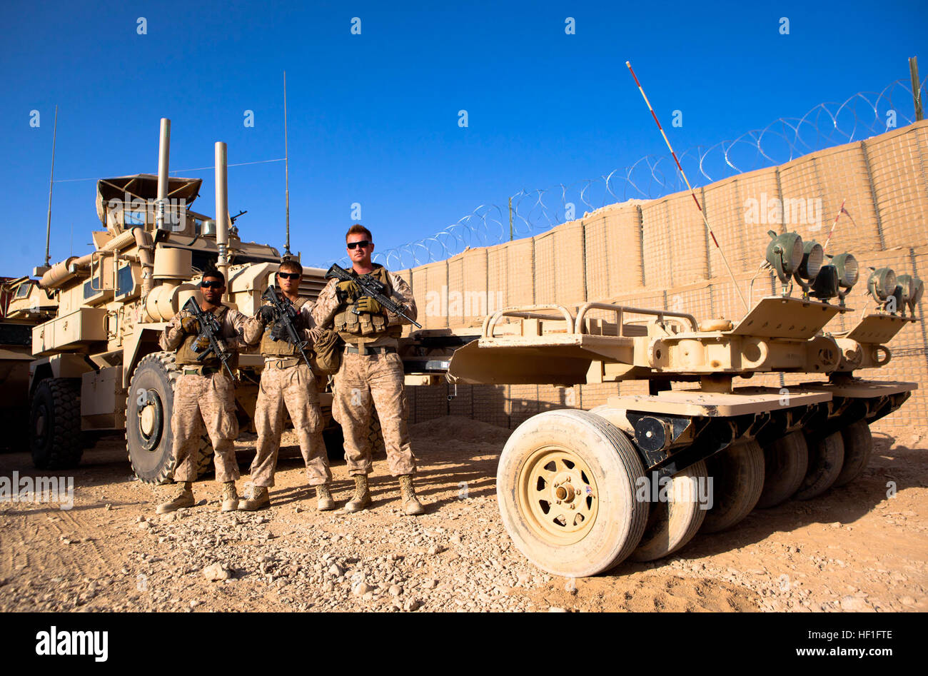 CPLS. Andrew Salabarria (links), Lee Wände und Adam Stanek, die Besatzung des Fahrzeugs Navigation für Combat Logistik-Regiment 2, Regional Command (Südwesten), Pose für ein Foto vor ihrer Mine Resistant, Ambush Protected Fahrzeug auf Forward Operating Base Shir Ghazi, Provinz Helmand, Afghanistan, 16. September 2013. Navigation-Team führte Marines durch zerklüftete Wüstenlandschaft während sie Routen für Konvois von bis zu 40 Fahrzeugen geräumt. Vorne, führt Clermont, Florida, Marine Konvois durch Afghanistan 130916-M-ZB219-339 Stockfoto