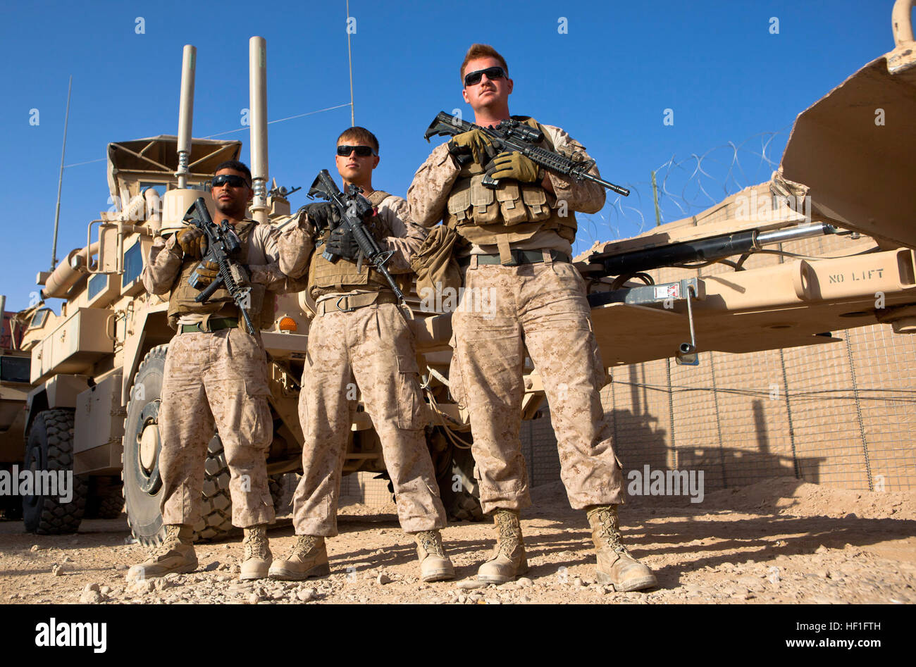 CPLS. Andrew Salabarria (links), Lee Wände und Adam Stanek, die Besatzung des Fahrzeugs Navigation für Combat Logistik-Regiment 2, Regional Command (Südwesten), Pose für ein Foto vor ihrer Mine Resistant, Ambush Protected Fahrzeug auf Forward Operating Base Shir Ghazi, Provinz Helmand, Afghanistan, 16. September 2013. Navigation-Team führte Marines durch zerklüftete Wüstenlandschaft während sie Routen für Konvois von bis zu 40 Fahrzeugen geräumt. Vorne, führt Clermont, Florida, Marine Konvois durch Afghanistan 130916-M-ZB219-378 Stockfoto