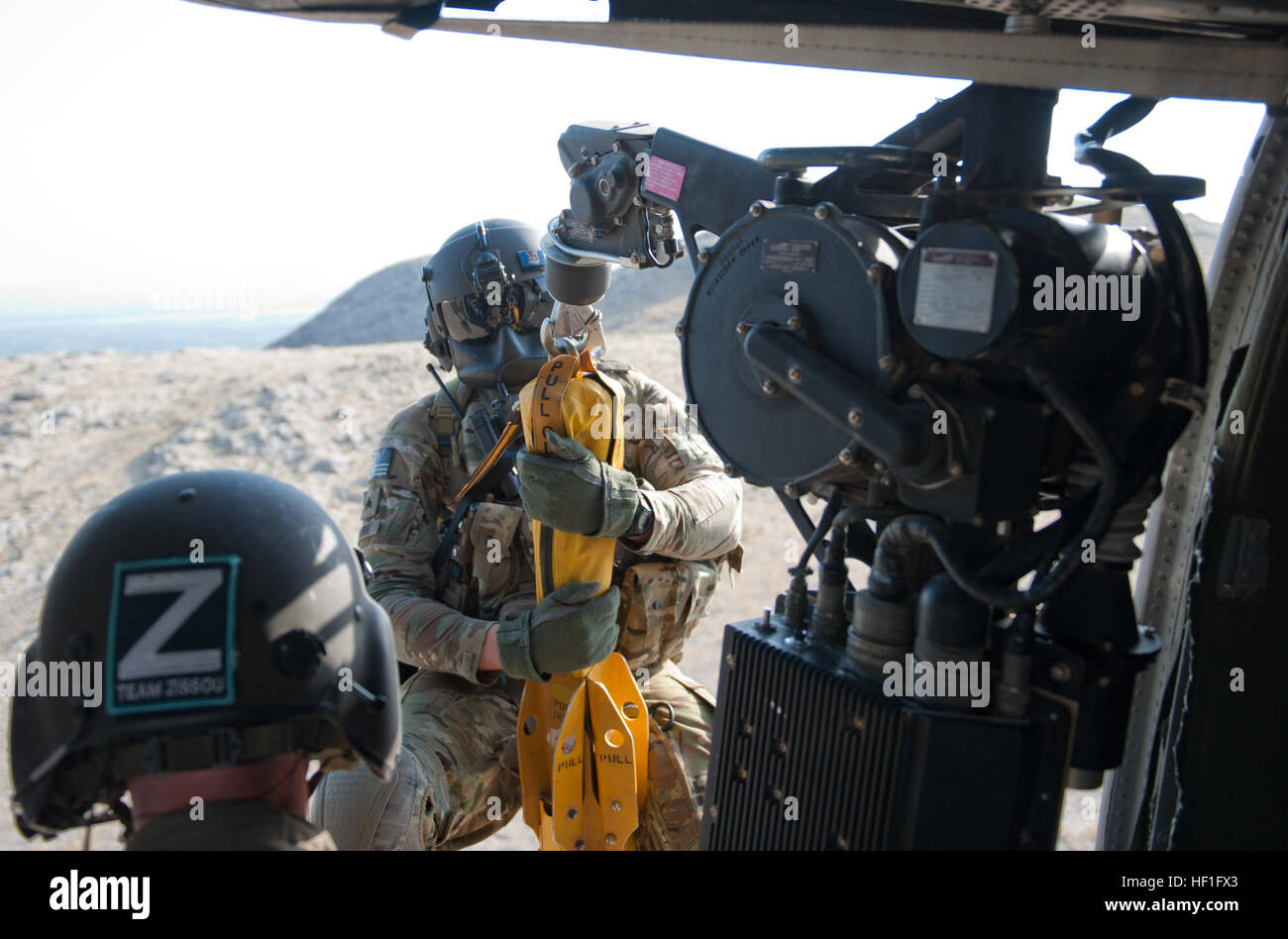 US-Armee Sgt. Brandon Coburn, der Grand Rapids, Michigan, ein Sanitäter mit Medevac Platoon "Dustoff," Gesellschaft C, 3. Bataillon, 238. Aviation Regiment, Task Force Dragon, Abseilen aus seiner Crew UH-60 Blackhawk Hubschrauber auf einer Hebebühne steht während einer Übung in der Nähe von Forward Operating Base Fenty, Provinz Nangarhar, Afghanistan, 16. September 2013. MedEvac-Teams bieten Notfallversorgung in USA und Koalitionstruppen und Transport Patienten per Luftfracht nach medizinischer Behandlung-Einrichtungen. Mit einem Hebezeug ermöglicht Medevac Besatzungen zum Anheben und Absenken von Lieferungen und Personal in entlegenen oder gefährlichen Gebieten wo landen die Stockfoto