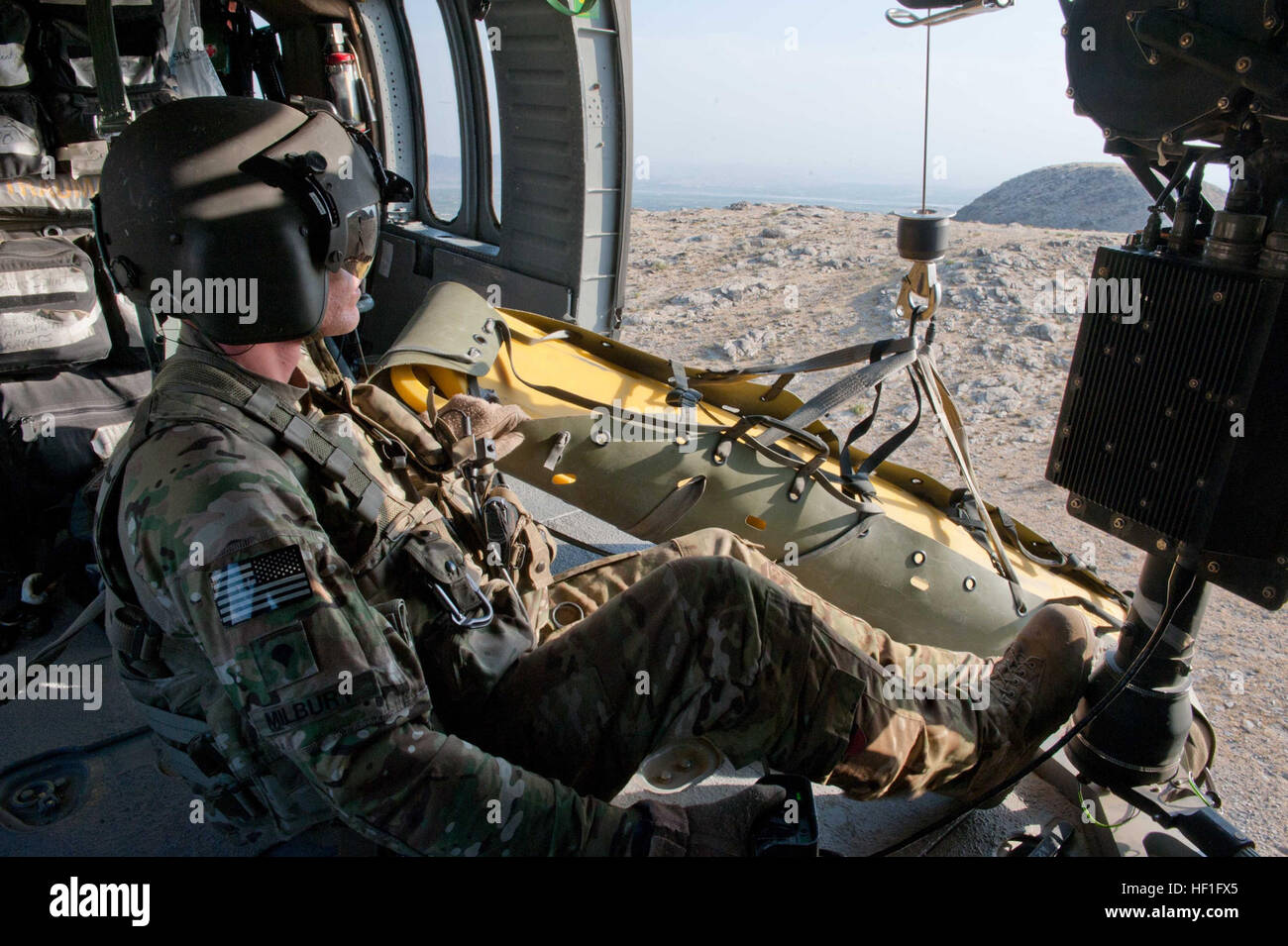 US Army Spc. Trevor Rangers, der Sandwich, NH, Crewchief mit Medevac Platoon "Dustoff," Gesellschaft C, 3. Bataillon, 238. Aviation Regiment, Task Force Dragon, zieht einen Wurf auf einer Hebebühne steht wieder in seine Crew UH-60 Black Hawk Hubschrauber während einer Übung in der Nähe von Forward Operating Base Fenty, Provinz Nangarhar, Afghanistan, 16. September 2013. MedEvac-Teams bieten Notfallversorgung für USA und Koalition Kräfte und Transport Patienten per Luftfracht nach medizinischer Behandlung-Einrichtungen. Mit einem Hebezeug ermöglicht Medevac Besatzungen zum Anheben und Absenken von Lieferungen und Personal in entlegenen oder gefährlichen Gebieten wo Stockfoto