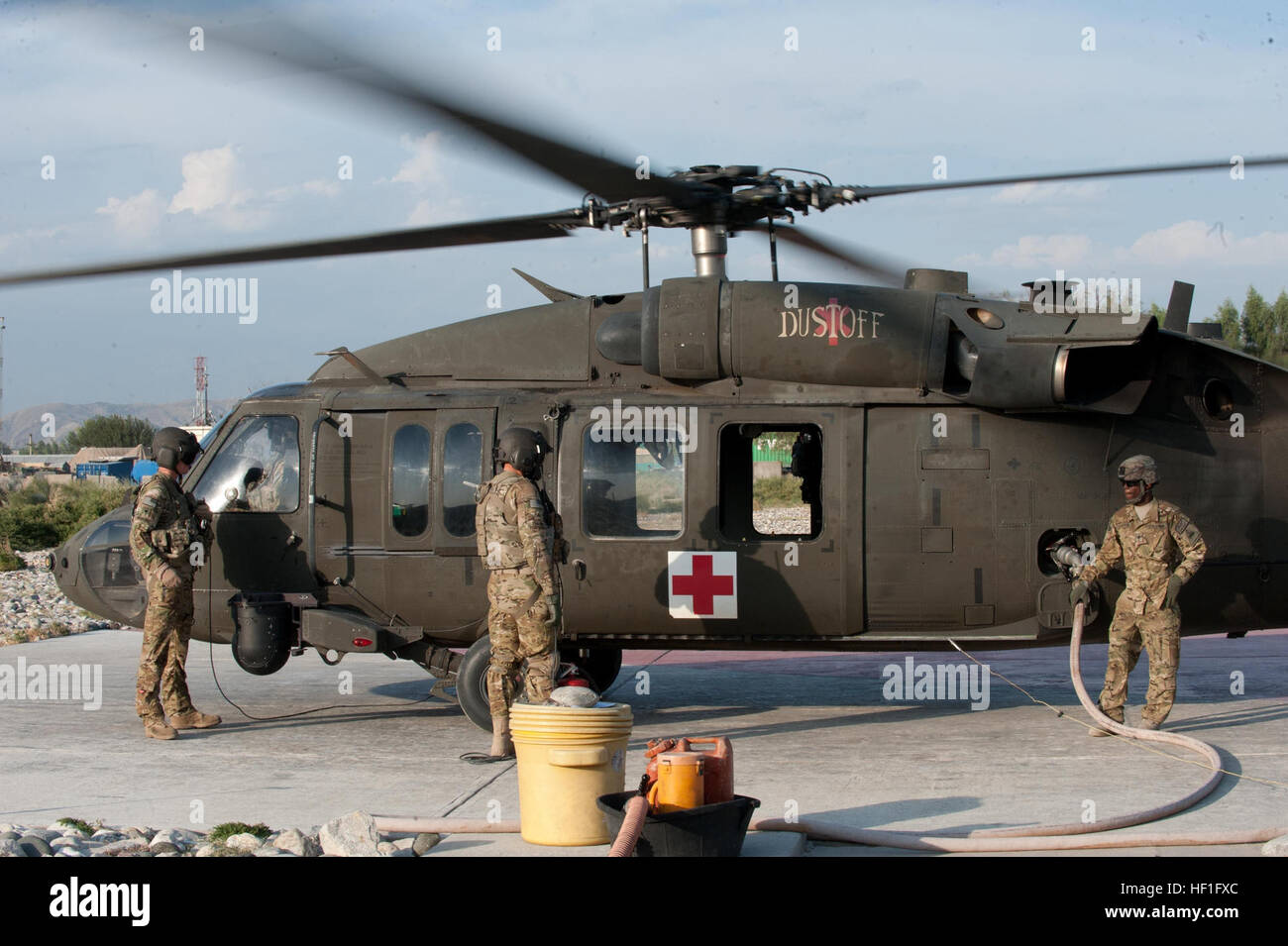 US-Armee Soldaten mit Medevac Platoon "Dustoff," Gesellschaft C, 3. Bataillon, 238. Aviation Regiment, Task Force Dragon tanken ihre Crew UH-60 Black Hawk Hubschrauber nach einem Hebezeug training Übung auf Forward Operating Base Fenty, Provinz Nangarhar, Afghanistan, 16. September 2013. MedEvac-Teams bieten Notfallversorgung für USA und Koalition Kräfte und Transport Patienten per Luftfracht nach medizinischer Behandlung-Einrichtungen. Mit einem Kran ermöglicht Medevac Besatzungen zum Anheben und Absenken von Lieferungen und Personal in abgelegenen oder verräterische Bereiche bei der Landung des Flugzeugs unmöglich wird. (US Army National Guard Foto Stockfoto