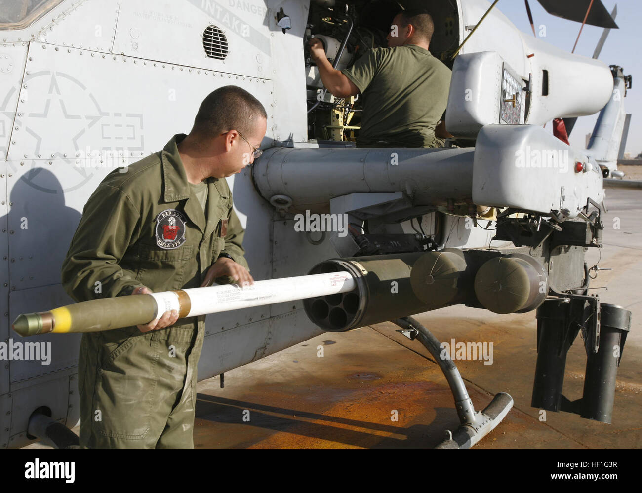 U.S. Marine Corps CPL. Eddie Billman Jr., einem Artillerie-Techniker mit Marine Light Attack Helicopter Squadron 773, lädt eine 2,75 hochexplosive Rakete auf eine Start-Einheit auf einer AH-1W Super Cobra Hubschrauber auf Al Asad Air Base, Irak, 5. November 2007. (Foto: U.S. Marine Corps CPL Sheila M. Brooks) (Freigegeben) Marine AH-1 Pkw, Al Asad (2202518481) Stockfoto