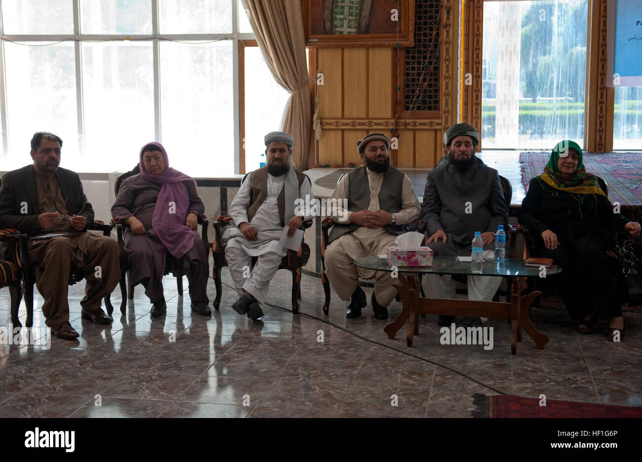 Vertreter der afghanischen hohen Friedensrates bilden eine Panel für eine Frage- und Antwort-Segment, während eine Frau Friedenskonferenz in der Gouverneurspalast in Jalalabad, Provinz Nangarhar, Afghanistan, 22. September 2013. Die Konferenz führte provinzieller und regionaler Regierungsvertreter, sowie prominente Mitglieder der örtlichen Gemeinschaft, um die Rolle der Frau bei der Förderung von Frieden und Einheit in Afghanistan zu diskutieren. (US Army National Guard Foto von Sgt. Margaret Taylor, 129. Mobile Public Affairs Abteilung/freigegeben) Konferenz, schließt Frieden muss ein womanE28099s Touch 130922-Z-SW098 Stockfoto