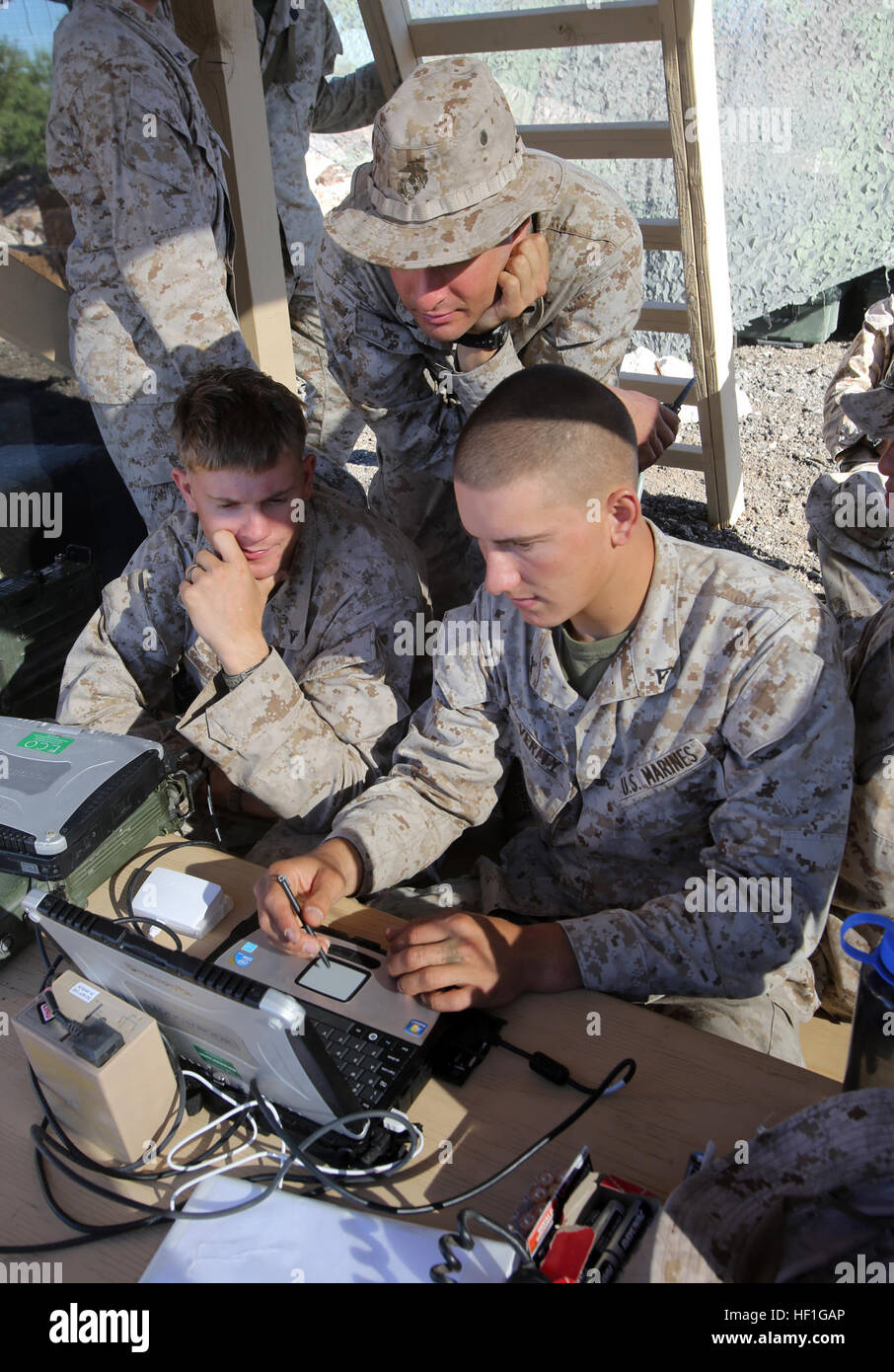 MARINE CORPS AIR STATION YUMA, Arizona – arbeiten Lance Cpl. John Verity (rechts), ein Schütze mit Scout Sniper Platoon, 1. Bataillon, 7. Marineregiment, Lance Cpl. Ryan Pettis (links), Teamleiter, und 1st Lt. Dekan Ziegler, Zugführer, zusammen, um Bilder zu senden, zurück zu ihrem Befehl Bereich visuell darzustellen ihren Zug am Laufe hier Waffen Taktik Instruktoren ausgebildet , 26. September 2013. Der Zug führte durch zahlreiche Übungen, um sofortige medizinische Hilfe, Fotografie nehmen, Radio Fehlersuche und Bekämpfung Treffsicherheit Training im Sept. 25 bis 28 gehören. Scout Sniper p Stockfoto