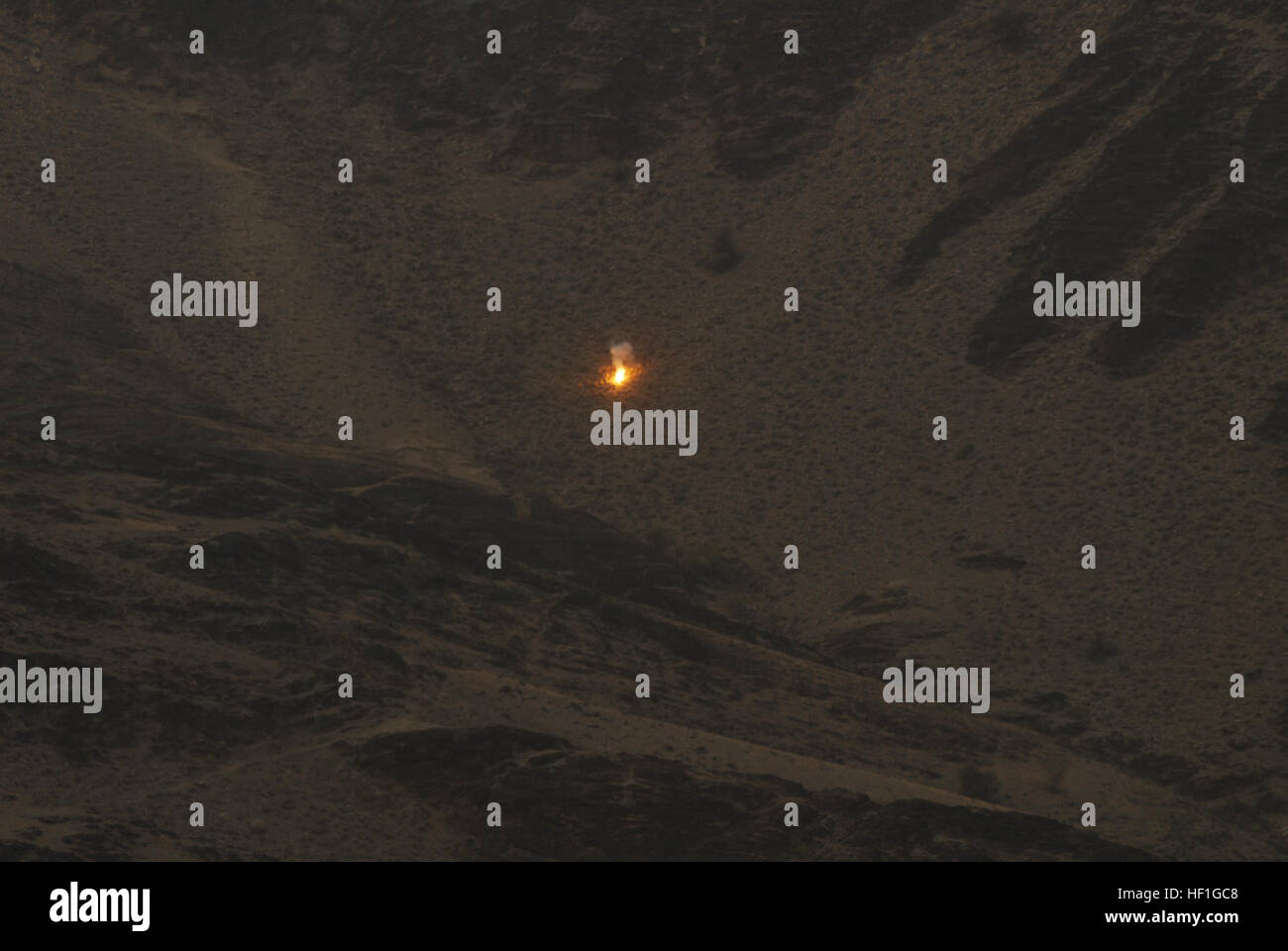 Eine Beleuchtung Mörsergranate schwebt bodenständig, nachdem aus einem M224 60 mm Mörser auf Forward Operating Base Torkham, 27. September 2013 ausgelöst wird. Soldaten von Unternehmen C, 30. Infanterie-Regiment, 2nd Battalion, 4th Brigade Combat Team, 10th Mountain Division durchgeführt live Fire training, um sicherzustellen, dass ihre Fähigkeiten scharf bleiben. Im Rahmen ihrer Ausbildung feuerte sie Beleuchtung und hochexplosive Granaten. Ihr Ziel war einen einsamen Berg außerhalb ihrer Basis. Bevor jeder Mörsergranaten abgefeuert wurde, gescannt die Soldaten das Gebiet um sicherzustellen, dass kein lebendes Wesen in der Nähe war. (US-Armee Natio Stockfoto
