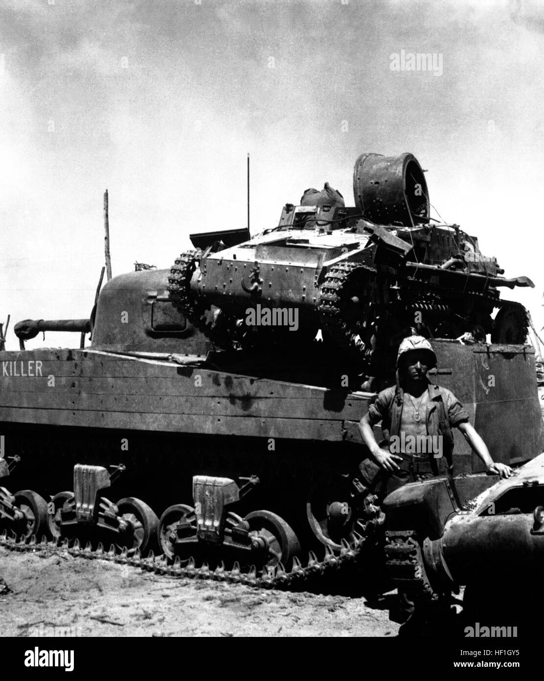 Kwajalein-Atoll.  PFC. N.E. Carling steht neben den mittleren Panzer der "Killer" auf einen toten japanischen leichten Panzer montiert ist.  2. Februar 1944.  Tennelly.  (Marine Corps) NARA-Datei #: 127-N-72208 & Konflikt Krieg Buch #: 859 erfasst japanische Panzer HD-SN-99-02518 Stockfoto