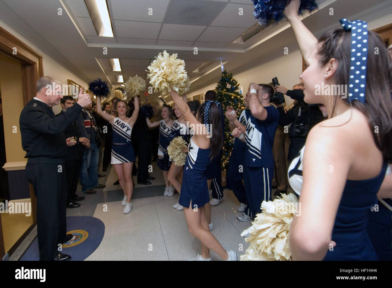 Chief of Naval Operations Admiral Gary Roughead gibt einen Daumen hoch für United States Naval Academy Cheerleader und Durchführung während einer Pep Rally im Pentagon vor dem bevorstehenden Spiel Army-Navy-Band. Die Midshipmen übernehmen die schwarzen Ritter in der 108. Army-Navy Spiel Samstag in Baltimore. Midshipmen nehmen am schwarzen Ritter DVIDS66832 Stockfoto