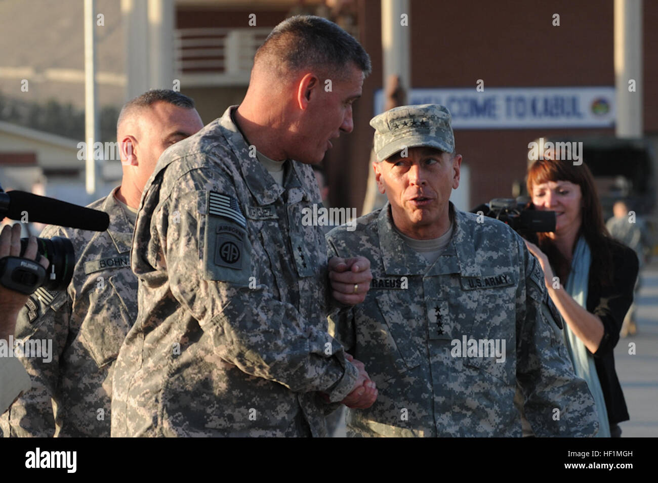 Neu ernannte International Security Hilfe Kräfte Kommandeur, General David Petraeus; US-Botschafter in Afghanistan, Karl Eikenberry; NATO Senior Civilian Representative nach Afghanistan, Mark Sedwill begrüßt der Kommandeur der ISAF Joint Command Generalleutnant David Rodriguez bei ihrer Ankunft nach Kabul, Afghanistan. (Armee Foto/Michal Miszta) Flickr - DVIDSHUB - General Petraeus kommt in Kabul Stockfoto