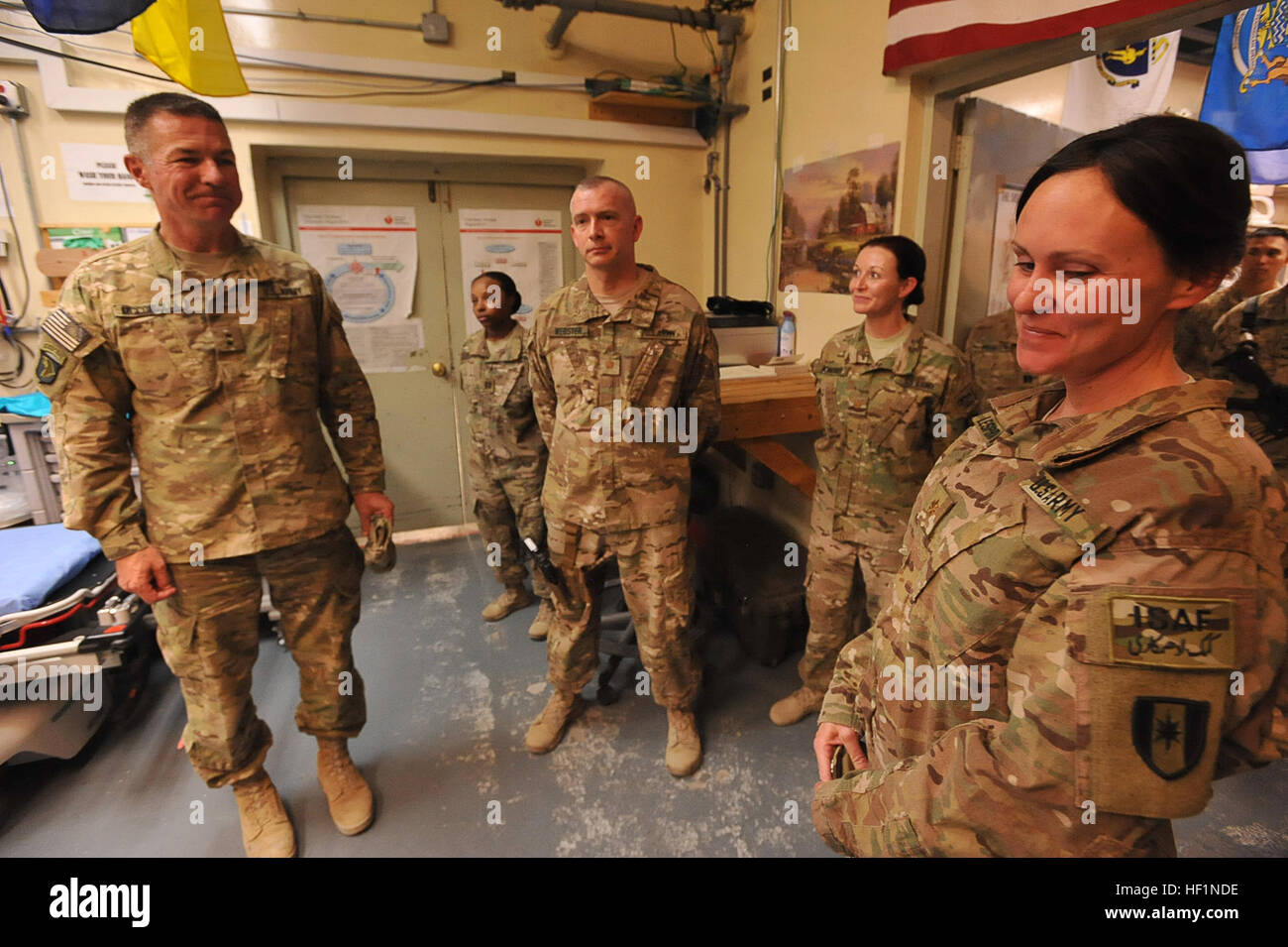 US-Armee Generalmajor James McConville, Kommandierender general, kombiniert Joint Task Force-101, Regional Command East und der 101st Airborne Division (Air Assault) gratuliert Dr. (MAJ) Kelly Lesperance, Facharzt für Chirurgie, 759th freuen uns OP-Team (Airborne), 10. Oktober 2013, für die Arbeit, die sie und ihre Kameraden zu retten das Leben eines Soldaten, die während den letzten Rakete schwer verletzt worden war hier auf Forward Operating Base Fenty von den Feinden des Afghanistan anzugreifen. Eine Rakete landete in der Nähe der Soldat, kritisch verletzte ihn. Nach insgesamt acht Stunden Chirurgie und ca. 100 uni Stockfoto