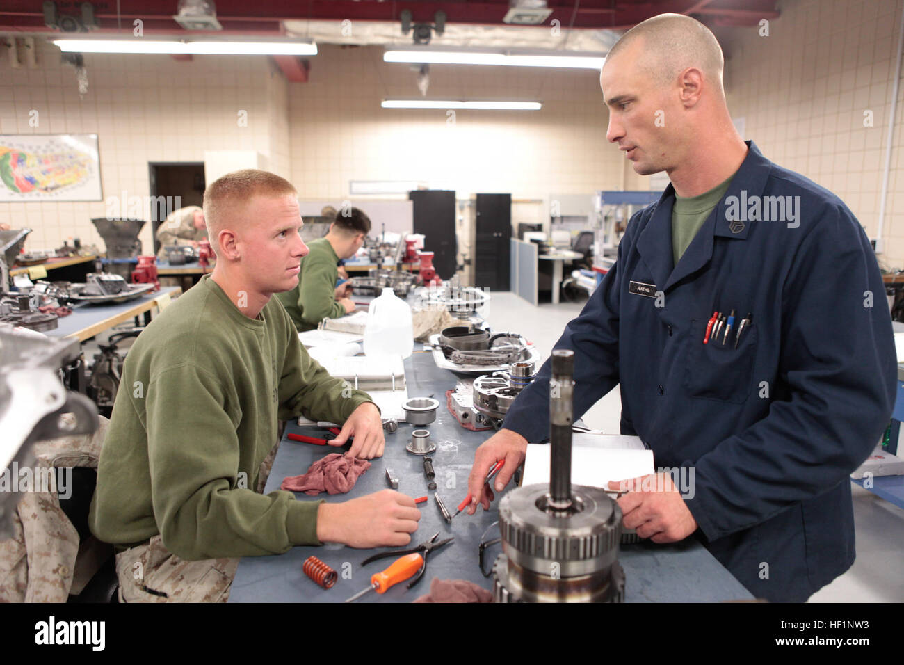 US Marine Corps Staff Sgt Peter Rathe (rechts), Instruktor, Kraftverkehr und Wartung Lehr Unternehmen (MTMIC), Logistics Operations School (LOS), Marine Corps Combat Service Support für Schulen (MCCSSS), weist Obergefreites Mathew Shlan ausüben, Student, MTMIC, LOS MCCSSS, während eine praktische Anwendung an Bord Camp Johnson, 19. Oktober 2013. Die Lehrer MTMIC LOS anweisen, ihre Schüler zu zerlegen und wieder zusammenbauen, dass General Motors 4L 80 Echo Übertragung, so dass sie innerhalb ihrer militärischen berufliche Spezialität während des Dienstes in der Fleet Marine Force mehr beherrschen. (US Stockfoto