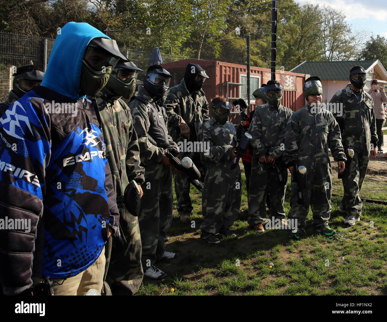 Space-Marines und Segler mit Schwarzmeer Rotations Kraft 14 und Kinder von Ovidiu Placement Center in Teams teilen und warten, um ein Spiel von Paintball als Teil der Gemeinschaft im NRG Park in Constanta, Rumänien, 19. Oktober 2013 starten. Diese Ereignisse können letztlich zur Space-Marines und Segler mit BSRF-14 auf die Partnerschaften aufbauen, die sie mit der Gastgeber Bevölkerung haben. BSRF-14 Marines, Feuer Segler entfernt in Paintball 131019-M-PY808-007 Stockfoto