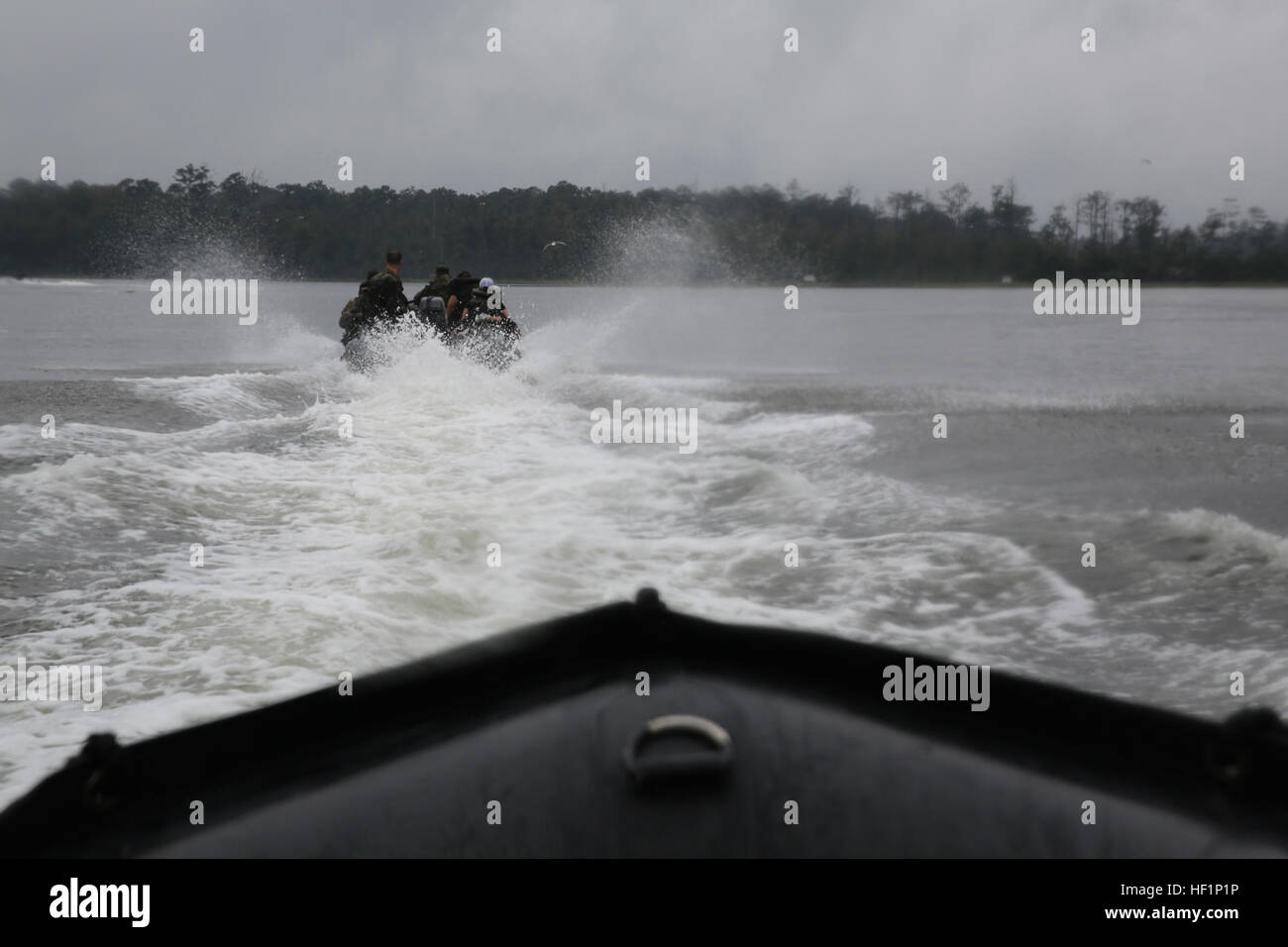 Teilnehmer einer Jane Wayne Day-Veranstaltung hängen fest, wie sie an einem Speicherort auf Camp Lejeune, North Carolina, über Zodiac Boote, 19. Oktober 2013 transportiert werden. Die Veranstaltung wurde organisiert von Marine Special Operations Regiment, so dass Frauen des MARSOC Personal hautnah zu erleben, wie kritische Fähigkeiten für Missionen ausbilden.  Diese Jane Wayne Day eingetaucht Veranstaltungsteilnehmer in einem interaktiven Szenario bestehend aus Patrouillen, ein Lauf durch ein Hindernis-Parcours, Fahrten mit Zodiac Boote, Begegnungen mit Rollenspieler und einem simulierten Angriff auf eine Stadt.  MARSOC Marines überwacht die gesamte Veranstaltung und unterstützt die famil Stockfoto