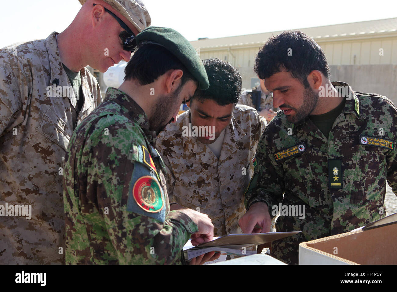 US Navy Chief Petty Officer Derrick verletzt, Klasse VIII Berater mit Combat Logistik-Regiment 2 (CLR-2), Regional Command (Südwesten), verließ, und Sanitäter aus regionalen Logistik Support Command (Südwesten), Afghan National Army (ANA), untersuchen, medizinische Versorgung auf Camp Leatherneck, Provinz Helmand, Afghanistan, 26. Oktober 2013. CLR-2 versehen ANA Sanitäter mit medizinische Versorgung für ihre neue medizinische Einrichtung, die sofort lebensrettende Versorgung zur Verfügung stellt. (Foto: U.S. Marine Corps Sgt. Anthony L. Ortiz / veröffentlicht) Afghanische ER, Helmand-basierte ANA geliefert, training für lebenswichtige Funktionen 131026-M-K Stockfoto