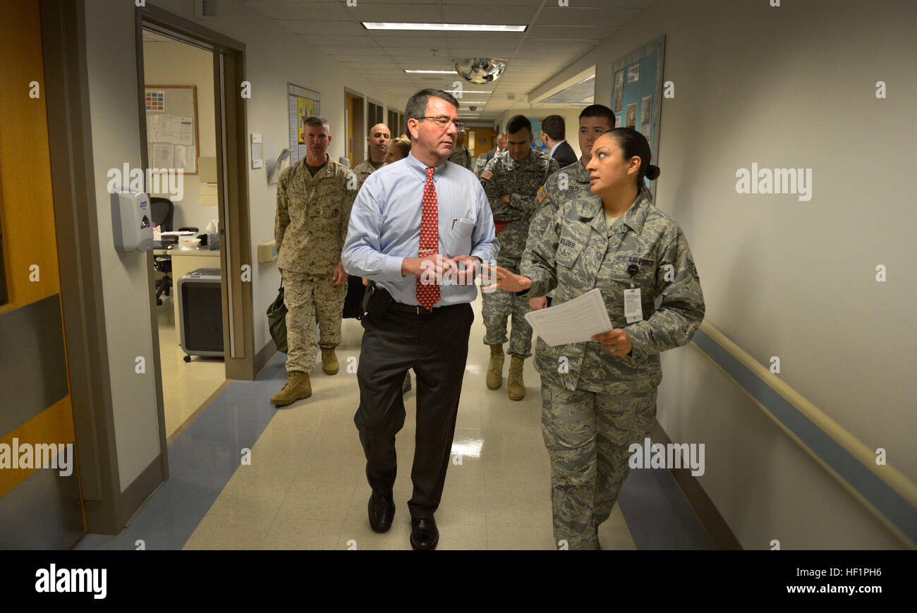 US Air Force Staff Sgt Teresa Moldes, Recht, Escorts Deputy Secretary Of Defense Ash Carter einen Korridor im Brooke Army Medical Center in San Antonio 29. Oktober 2013. Carter verwundeten US-Militärangehörige im Krankenhaus besucht und fünf Soldaten Purple Hearts vorgestellt. (DOD Foto von Glenn Fawcett/freigegeben) Stellvertretender Sekretär der Verteidigung besucht Verwundeten Krieger, Auszeichnungen, lila Herzen 131029-D-NI589-198 Stockfoto