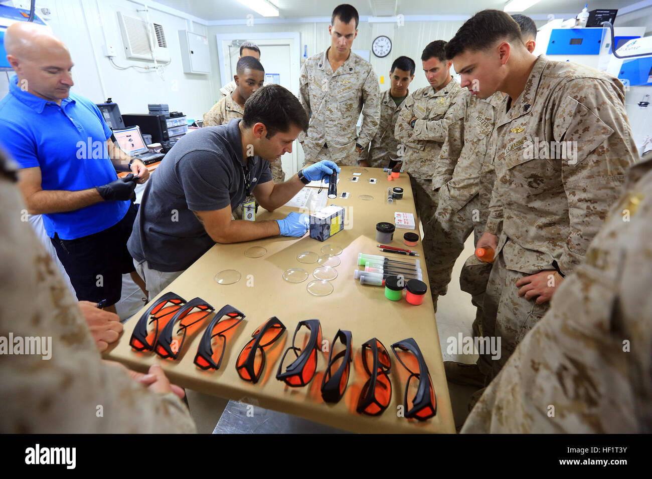 Army Staff Sgt Francisco Sanin, stellvertretender Direktor, Joint Theater Forensics Analysis Center, zeigt Aufklärung Marines vom 13. Marine Expeditionary Unit einen Fingerabdruck auf einem Batteriefach mit einer Hand gehalten-Taschenlampe, 27 November, 20123. Die 13. MEU wird mit der Boxer amphibische bereit Gruppe als ein Theater Reserve und Krise Reaktionskräfte in den USA bereitgestellt 5. Flotte Aufgabengebiet. (USMC Foto von SSgt. Matt. Orr/Released) Forensik und Sprengstoff Klasse 131127-M-MC013-004 Stockfoto