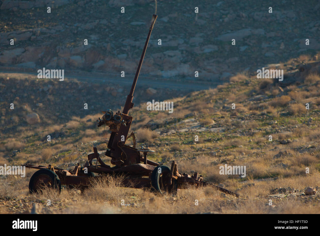 Eine verlassene russische Flak befindet sich außerhalb der defensive Perimeter von Beobachtungsposten Athen, Provinz Helmand, Afghanistan, 28. November 2013. Die Umgebung von Athen OP ist übersät mit Blindgänger russischer Verordnung und militärischen Ausrüstung von der sowjetischen Besatzung vor mehr als 30 Jahren aufgegeben. Letzte Uhr reflektieren Marines an Thanksgiving aus Berg Außenposten 131128-M-ZB219-068 Stockfoto