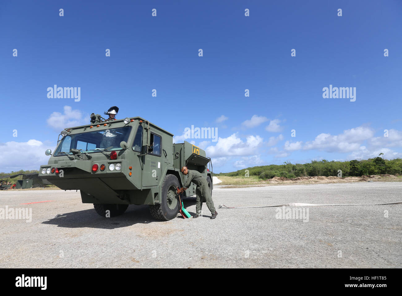 US-Marines mit Flugzeugen Rettung Feuer kämpfen (ARFF), Marine Wing Support Squadron 171, beteiligen sich an einem Absturz-Feuerwehr-Bohrer auf North Field, Tinian, Nördliche Marianen während Übung Forager Fury, 3. Dezember 2013. ARFF trainiert, ihre Reaktionszeit im Falle einer Notlage zu verbessern. (U.S. Marine Corps Foto von Lance Cpl. Austin Schlosser/freigegeben) Forager Fury II 131203-M-MP631-104 Stockfoto